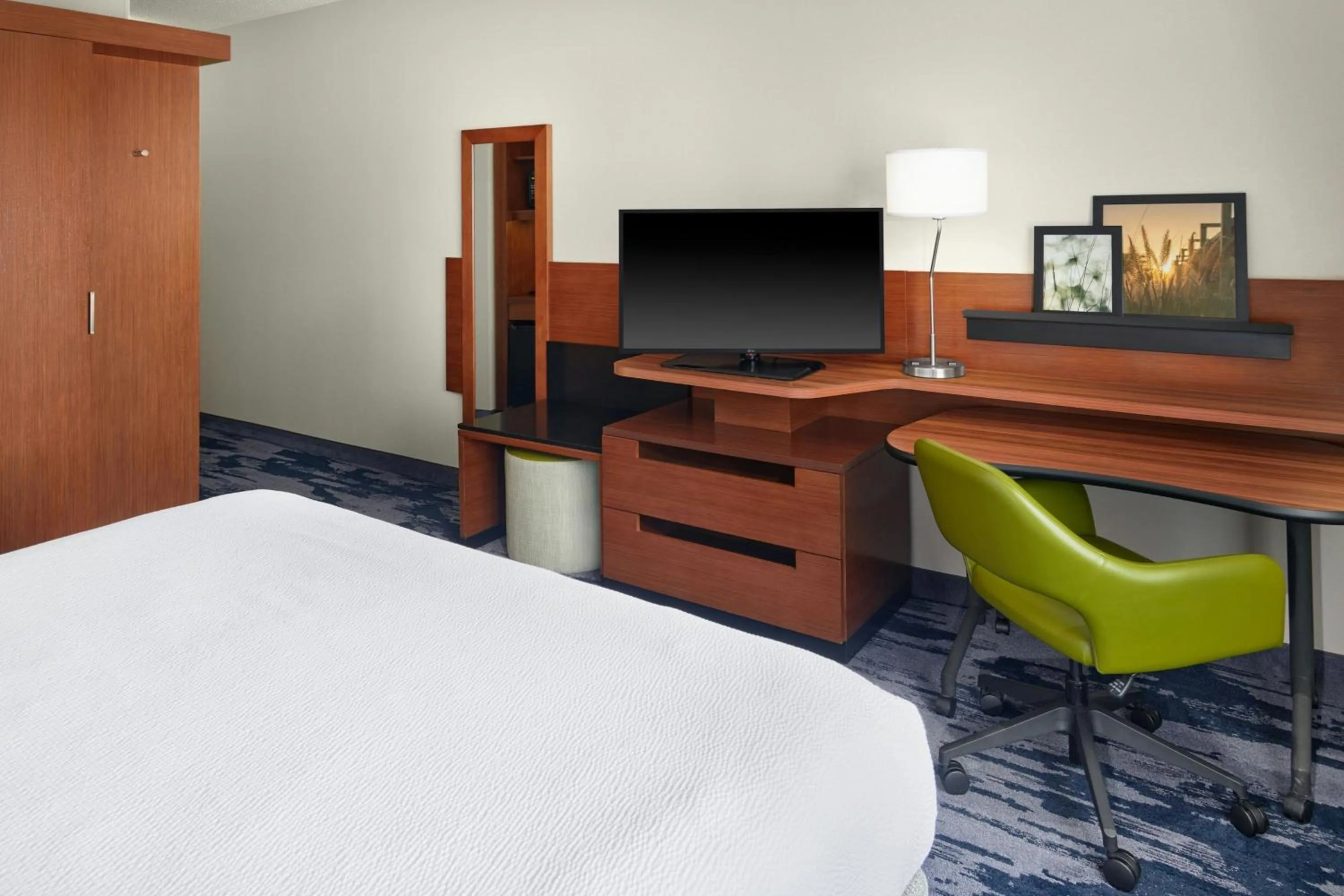 Photo of the whole room, Bed in Fairfield Inn & Suites by Marriott Charlotte Airport
