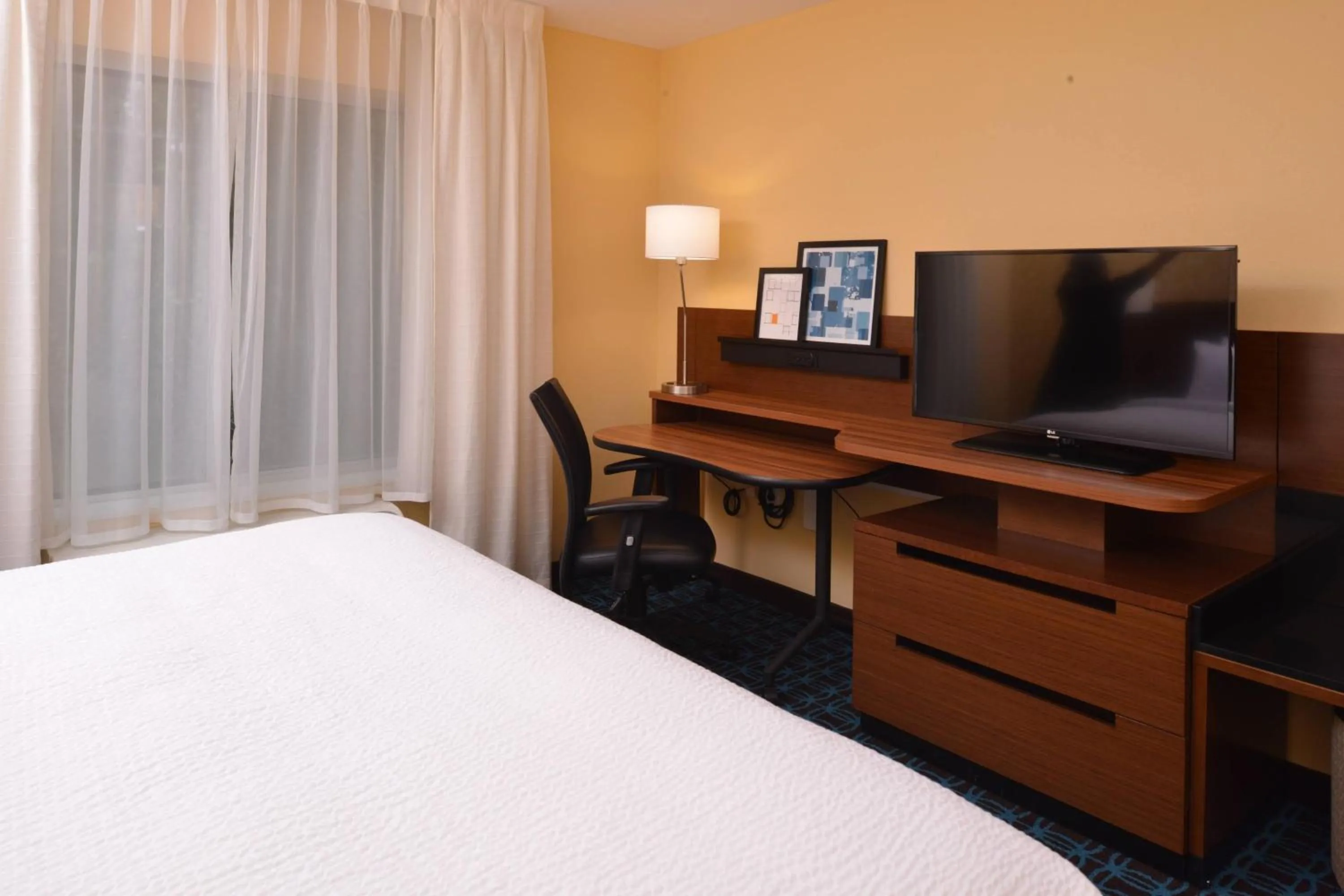 Photo of the whole room, Bed in Fairfield Inn & Suites by Marriott Fremont