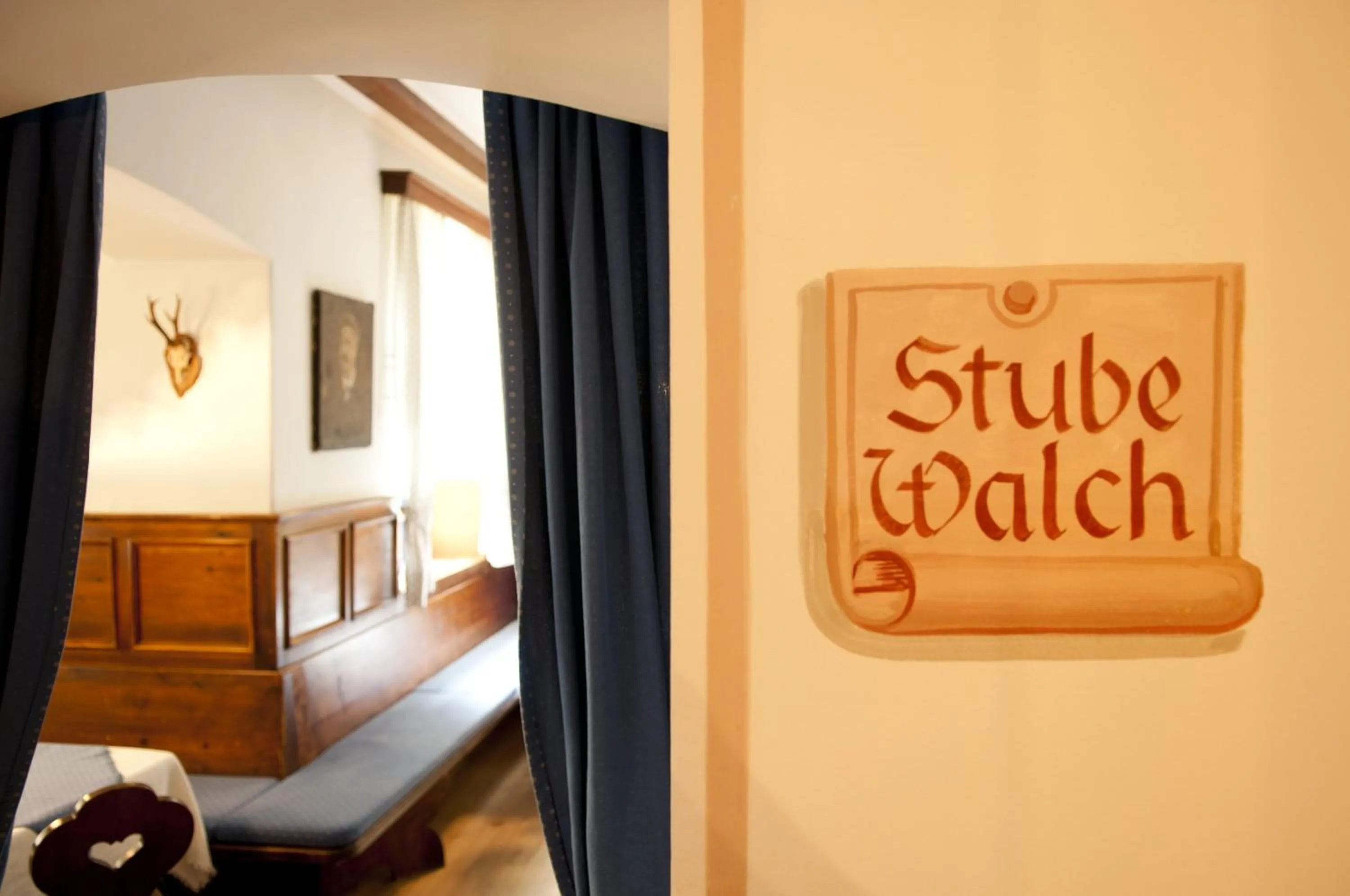 Communal lounge/ TV room, Bed in Hotel Cristallo