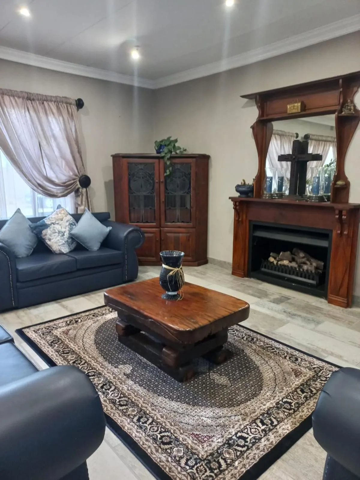 Communal lounge/ TV room in J'Cups Guest House