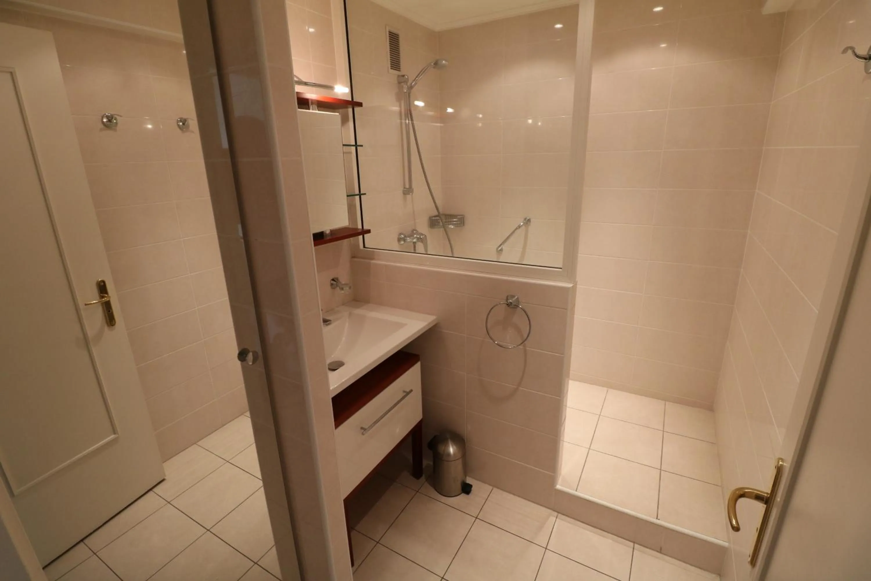 Shower in 2 bedroom & studio Palais Royal 2 mins from Croisette and Carlton