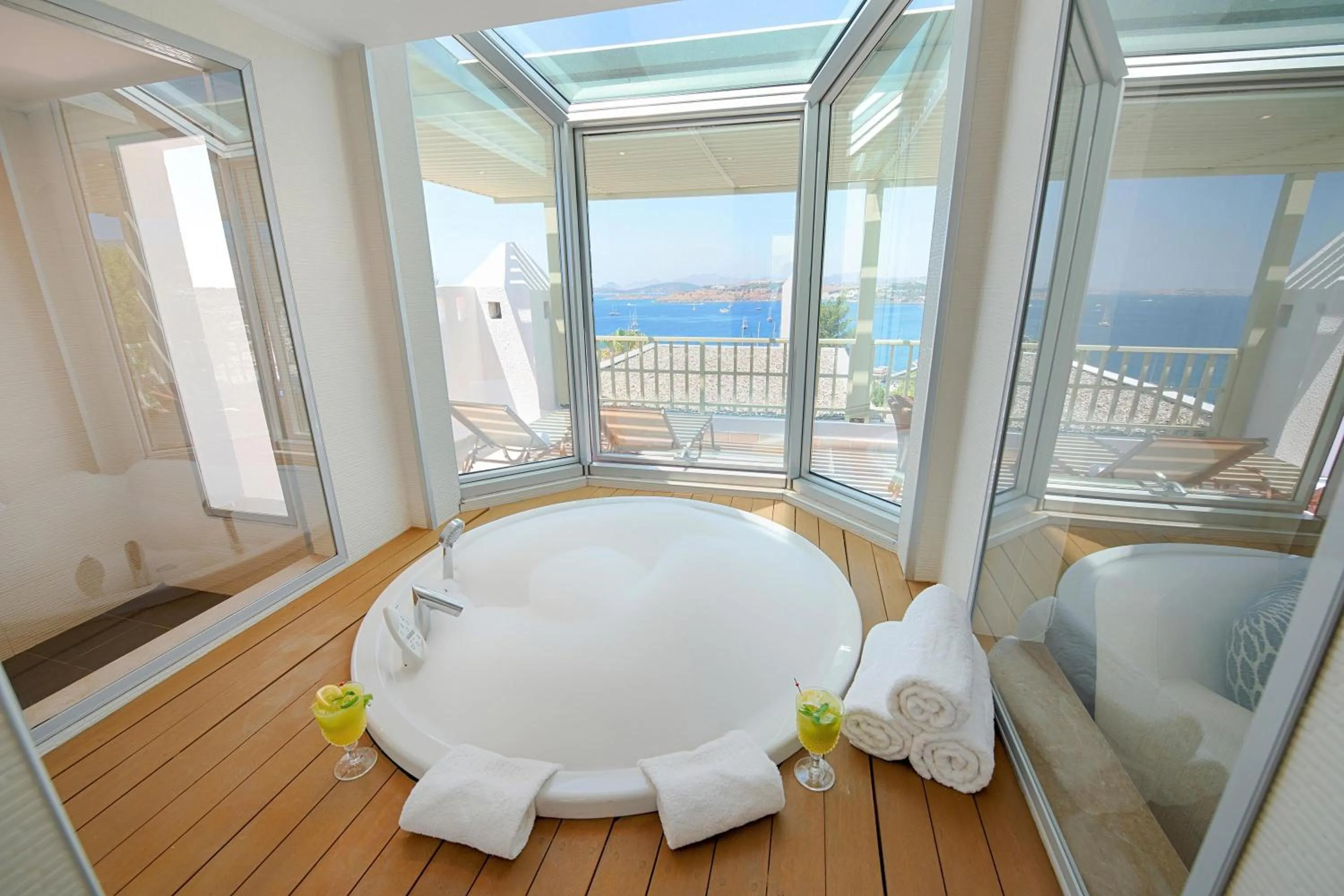 Hot Tub in Manastir Hotel & Suites