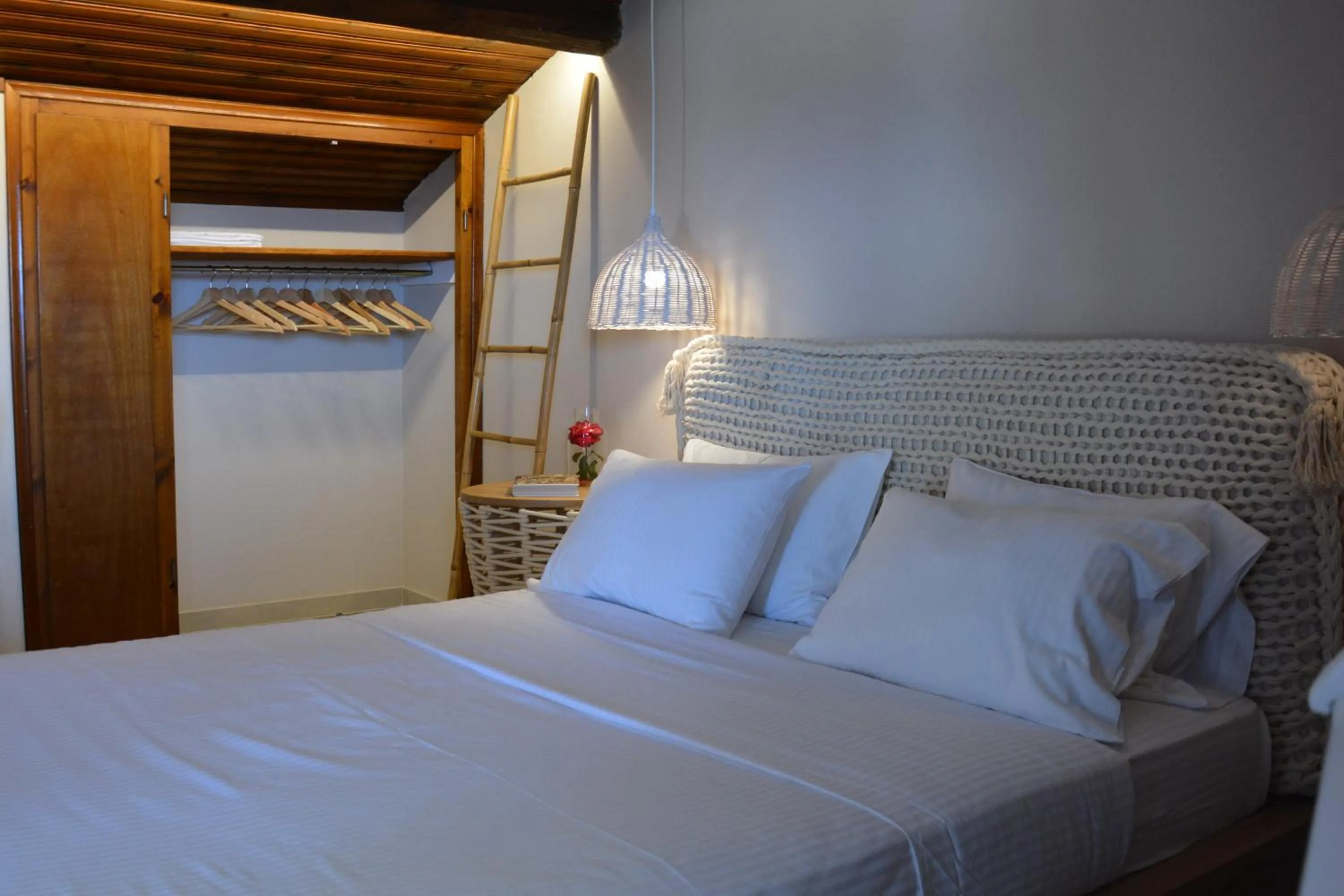 Bedroom, Bed in Sunrise Hotel