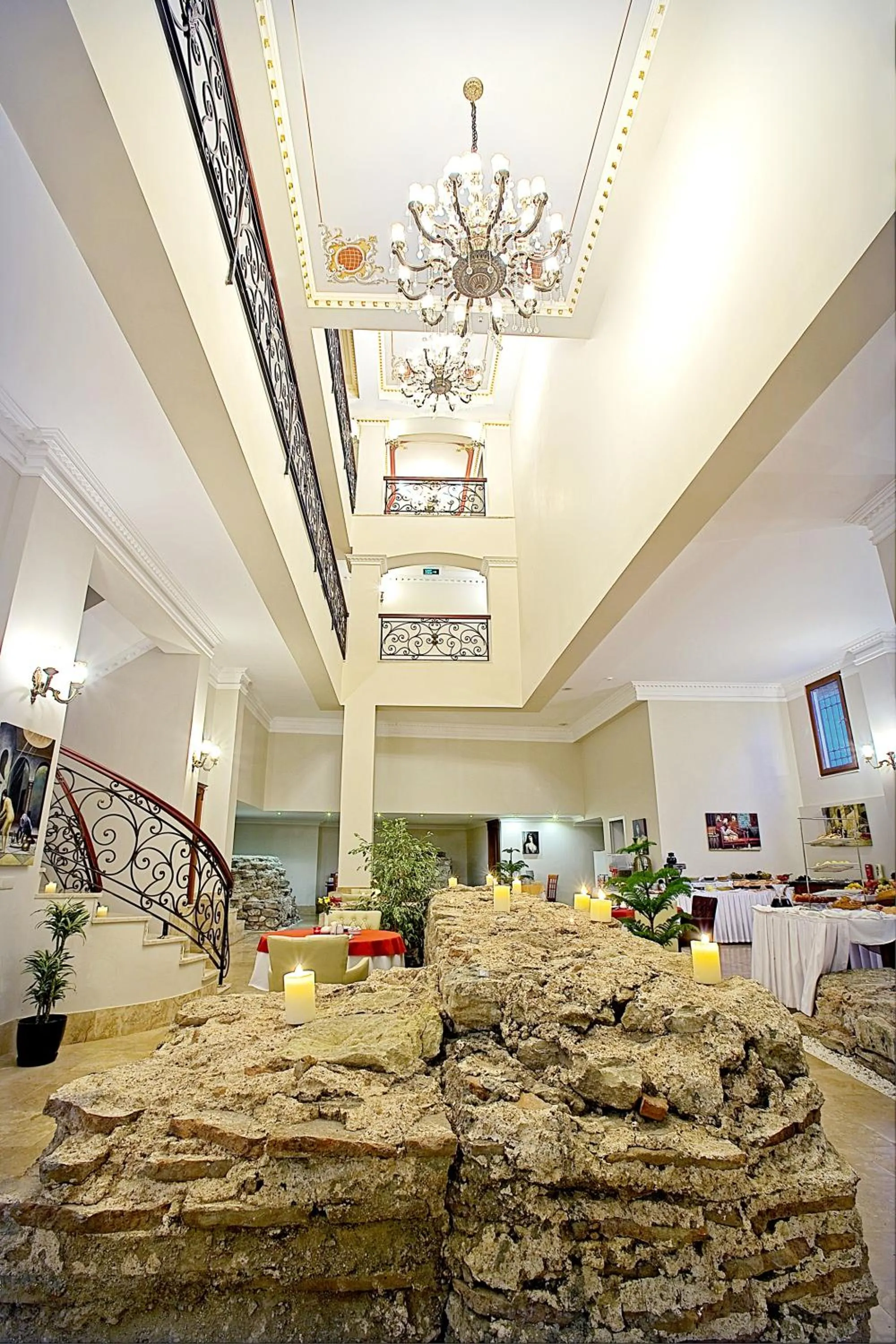 Restaurant/places to eat in Acra Hotel - Special Category