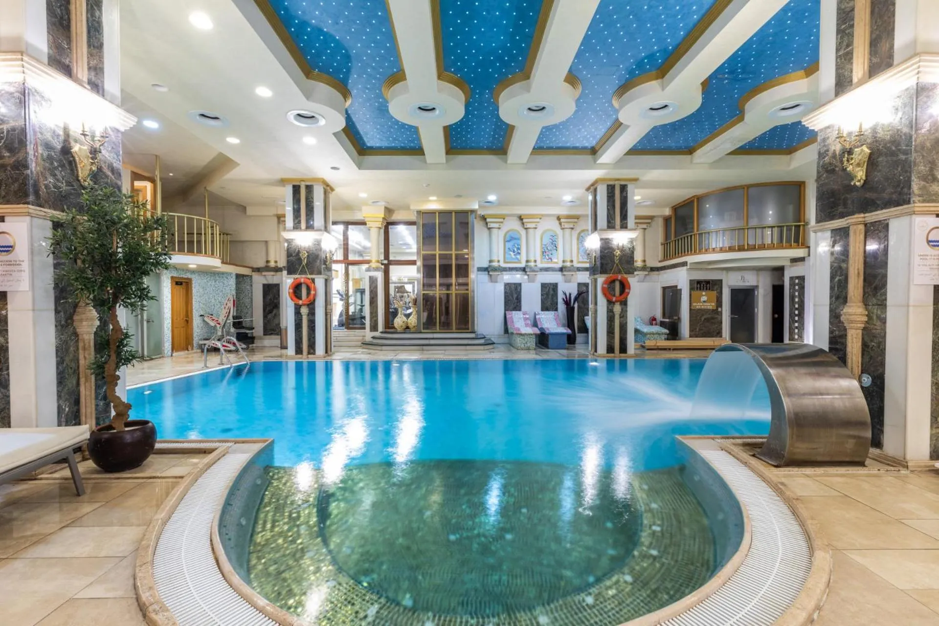 Swimming pool in Wyndham Istanbul Old City