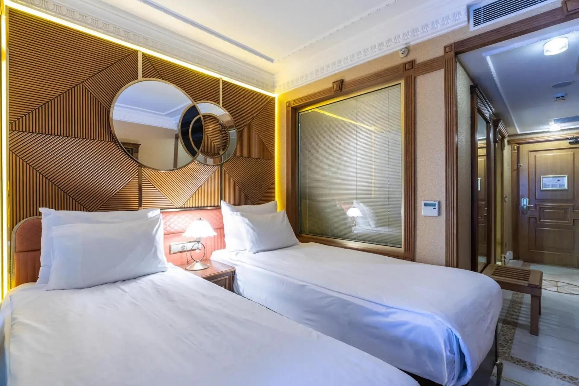 Standard Quadruple Room with Jacuzzi in Wyndham Istanbul Old City Standard Quadruple Room with Jacuzzi in Wyndham Istanbul Old City