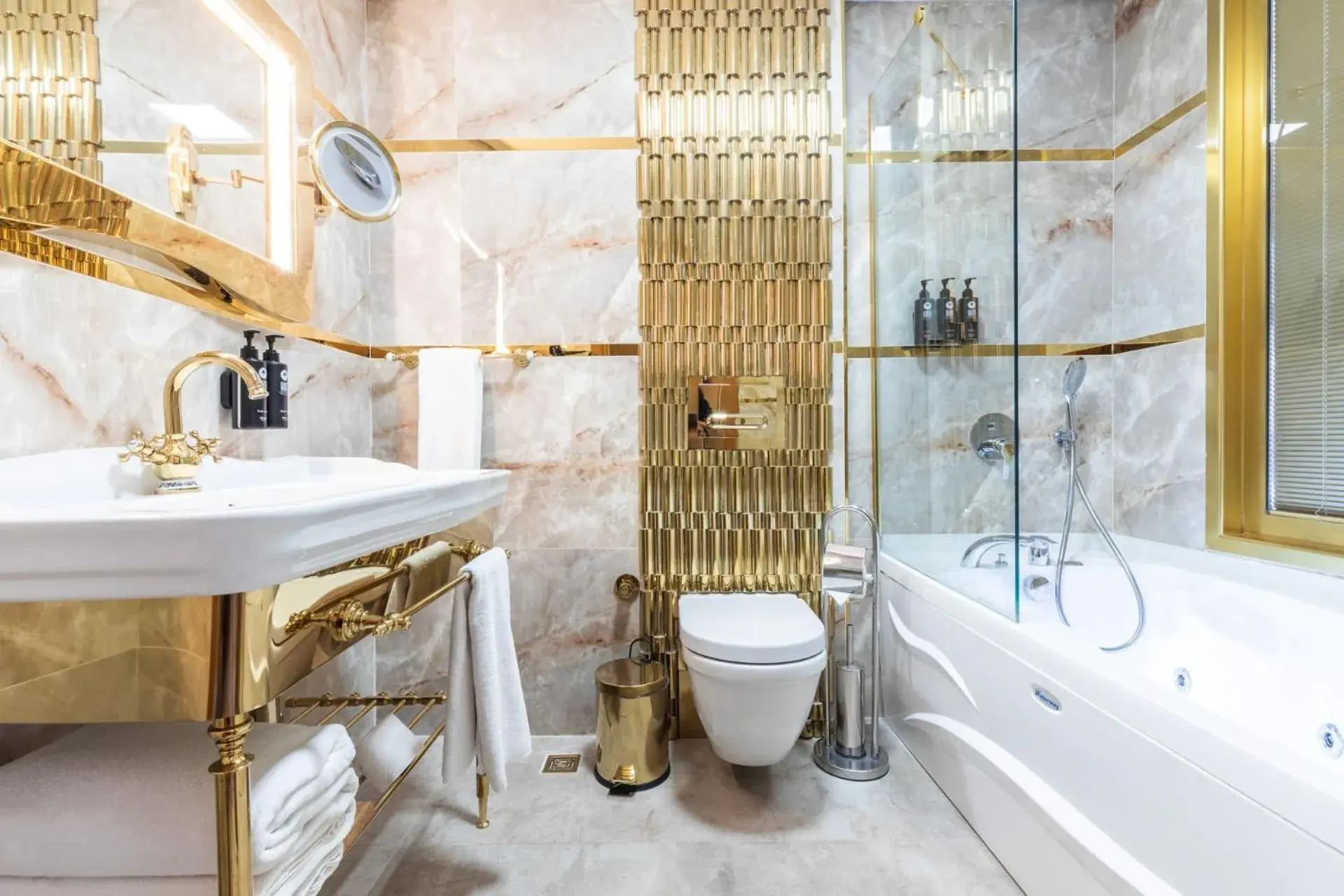 Standard Double Room with Jacuzzi in Wyndham Istanbul Old City Standard Double Room with Jacuzzi in Wyndham Istanbul Old City