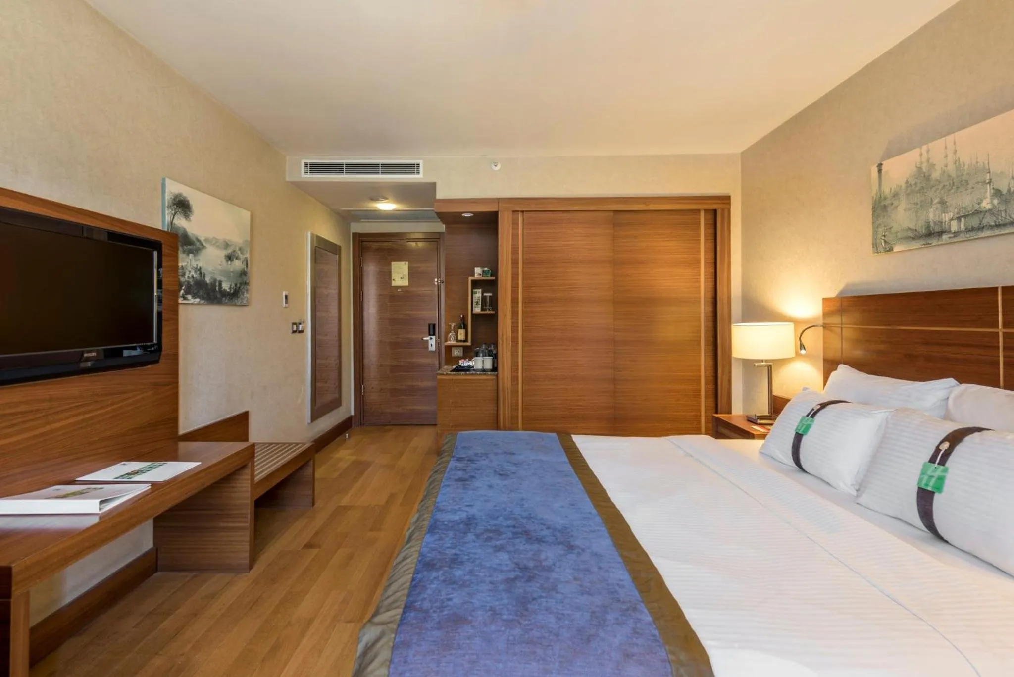 Photo of the whole room, Bed in Holiday Inn Sisli by IHG