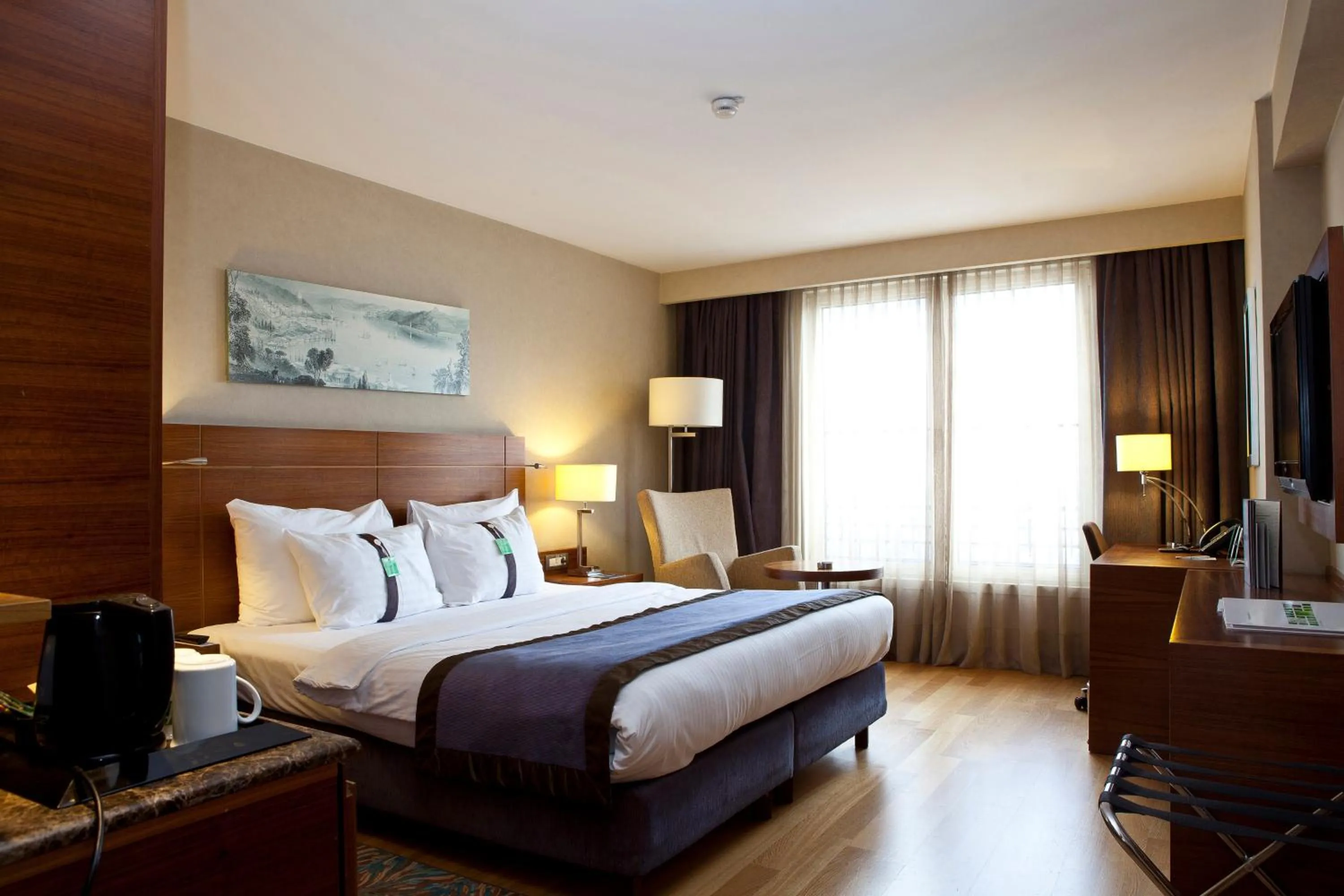 Photo of the whole room, Bed in Holiday Inn Sisli by IHG