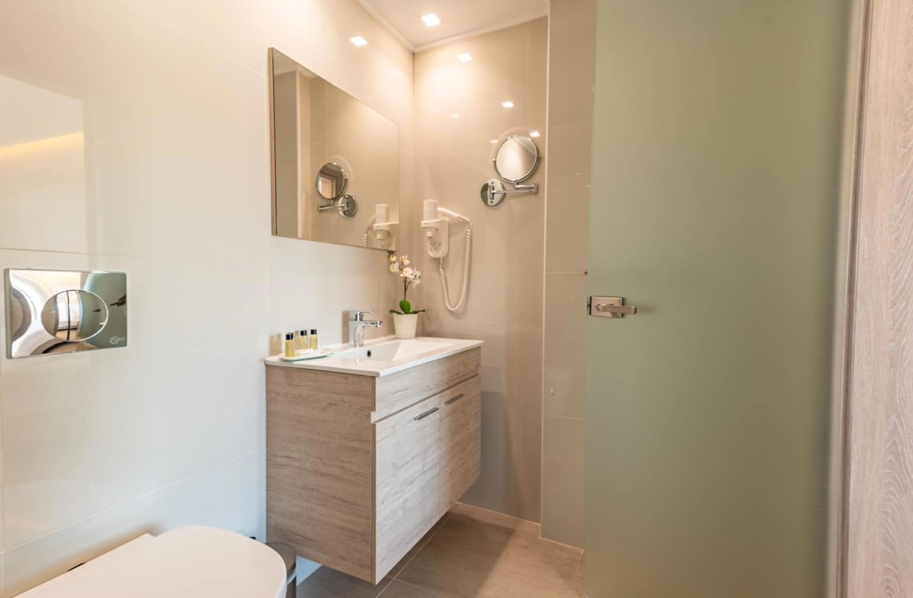 Bathroom in Orpheus Studios