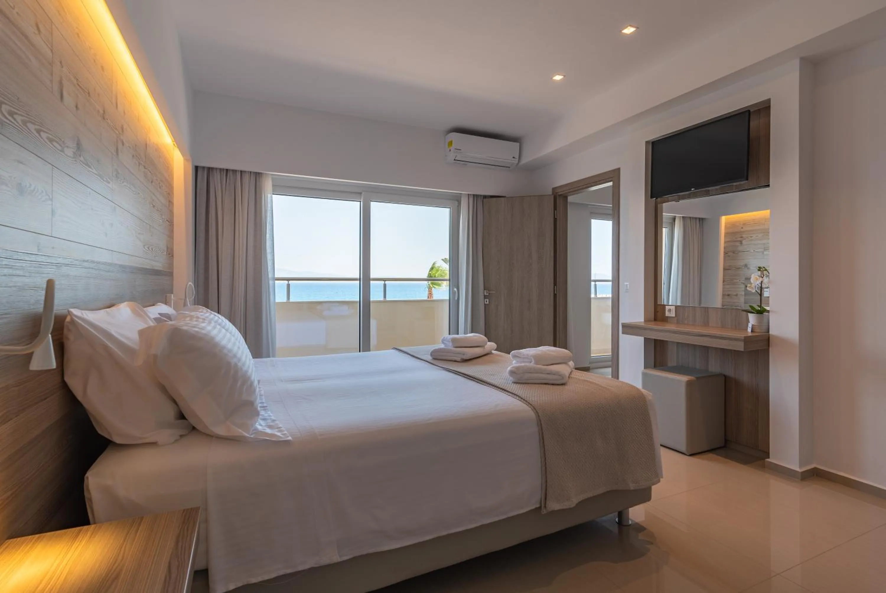 Photo of the whole room, Bed in Orpheus Studios