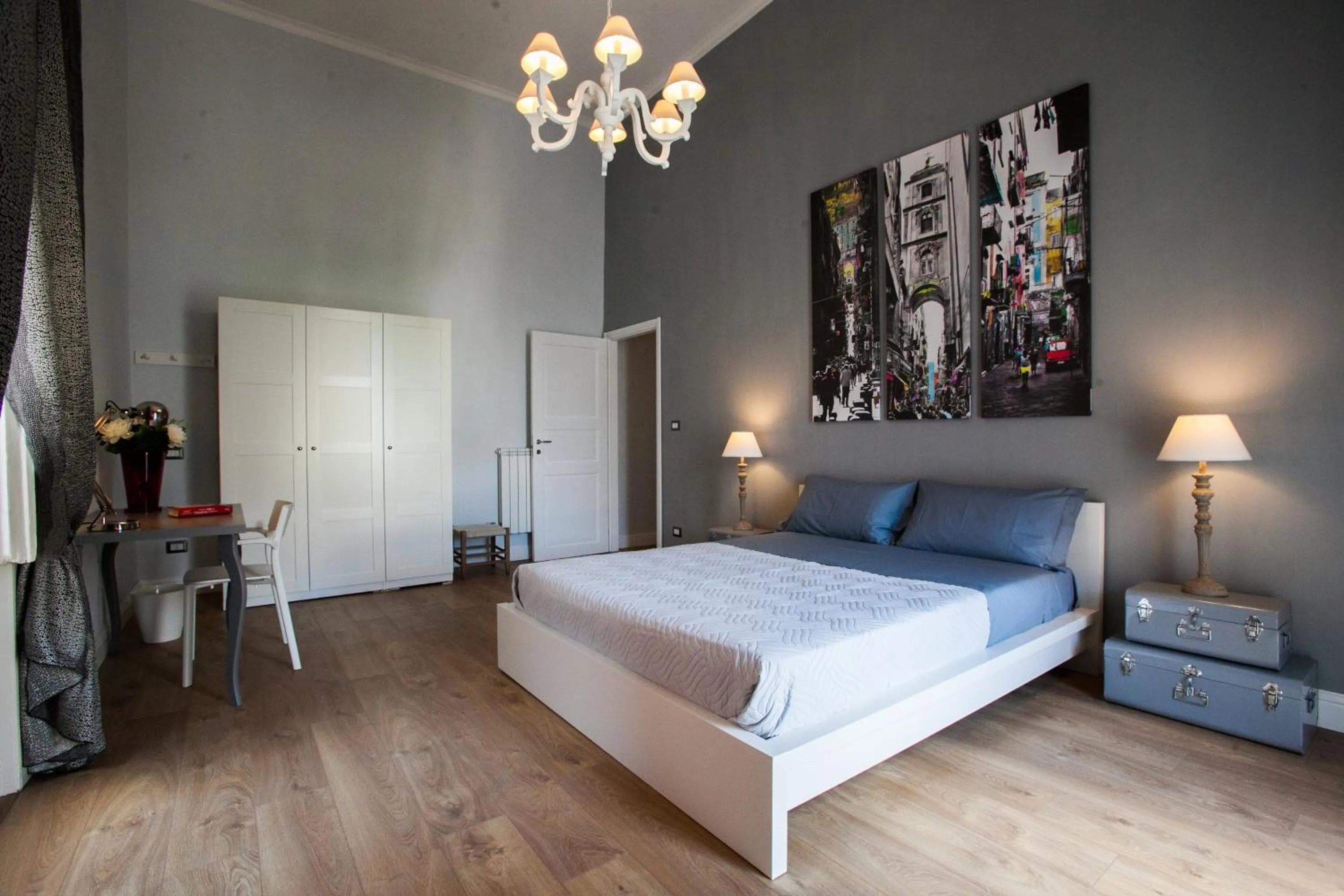 Largo Donnaregina Home