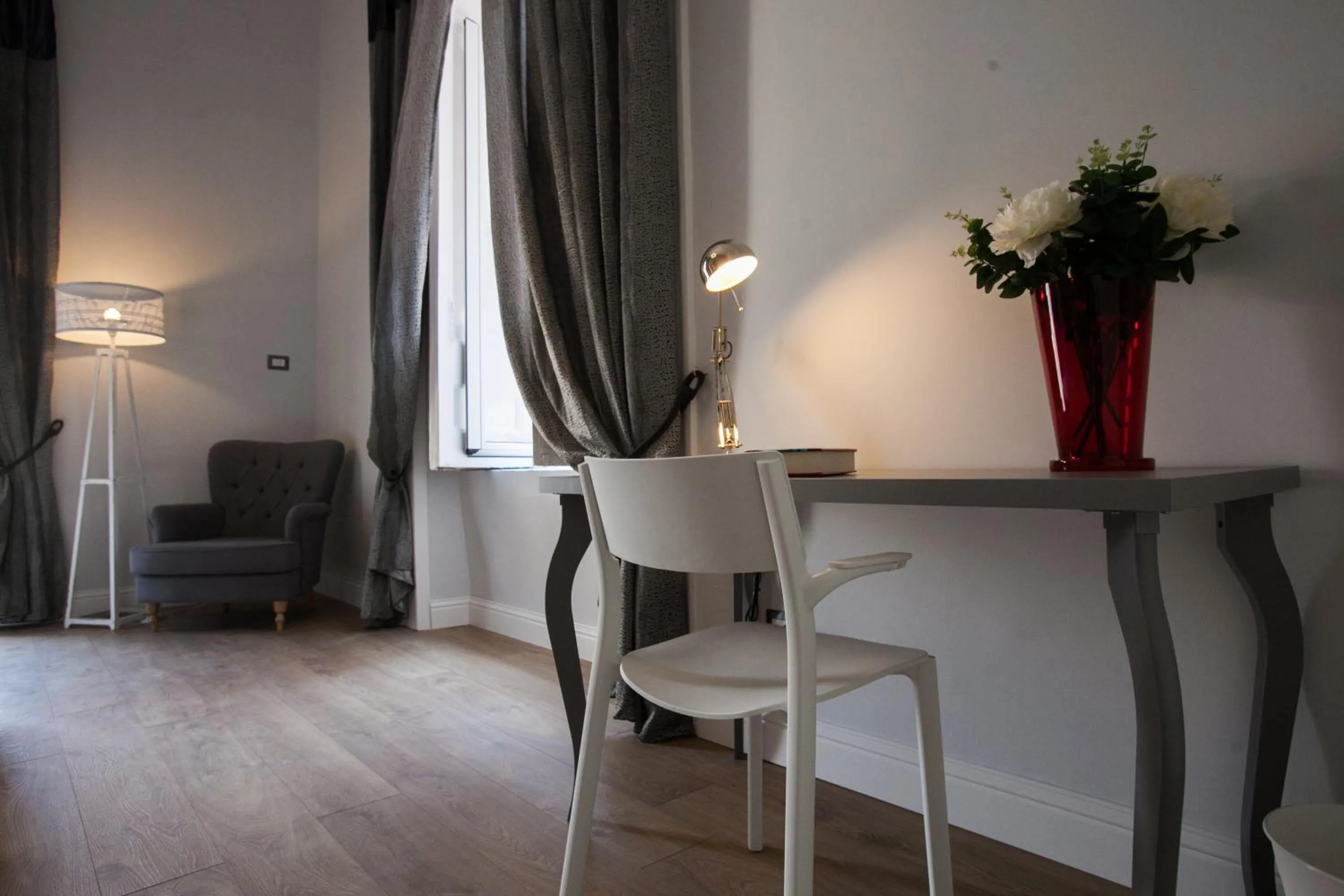 Largo Donnaregina Home