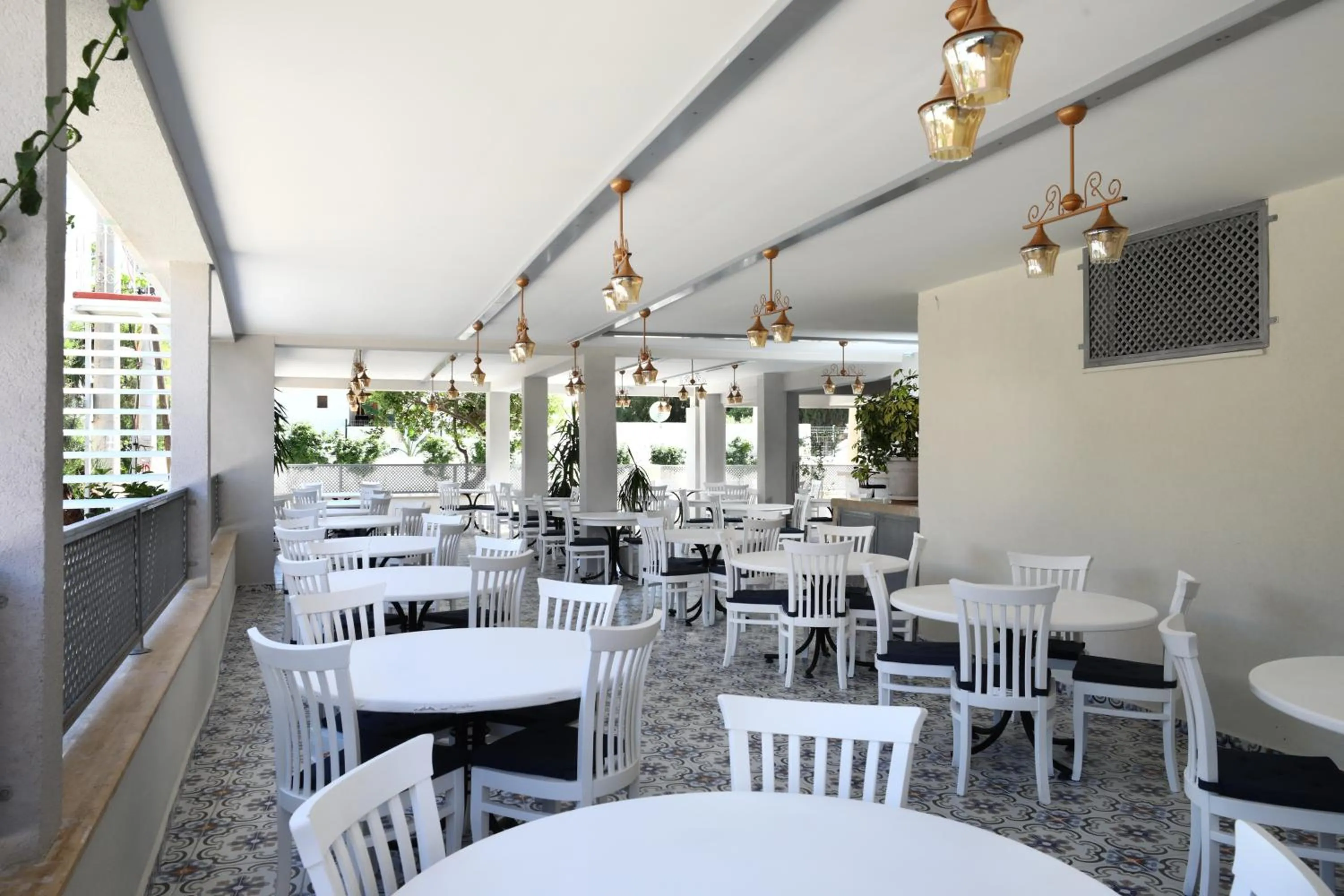 Restaurant/places to eat in Summer Garden Suites Beach Hotel