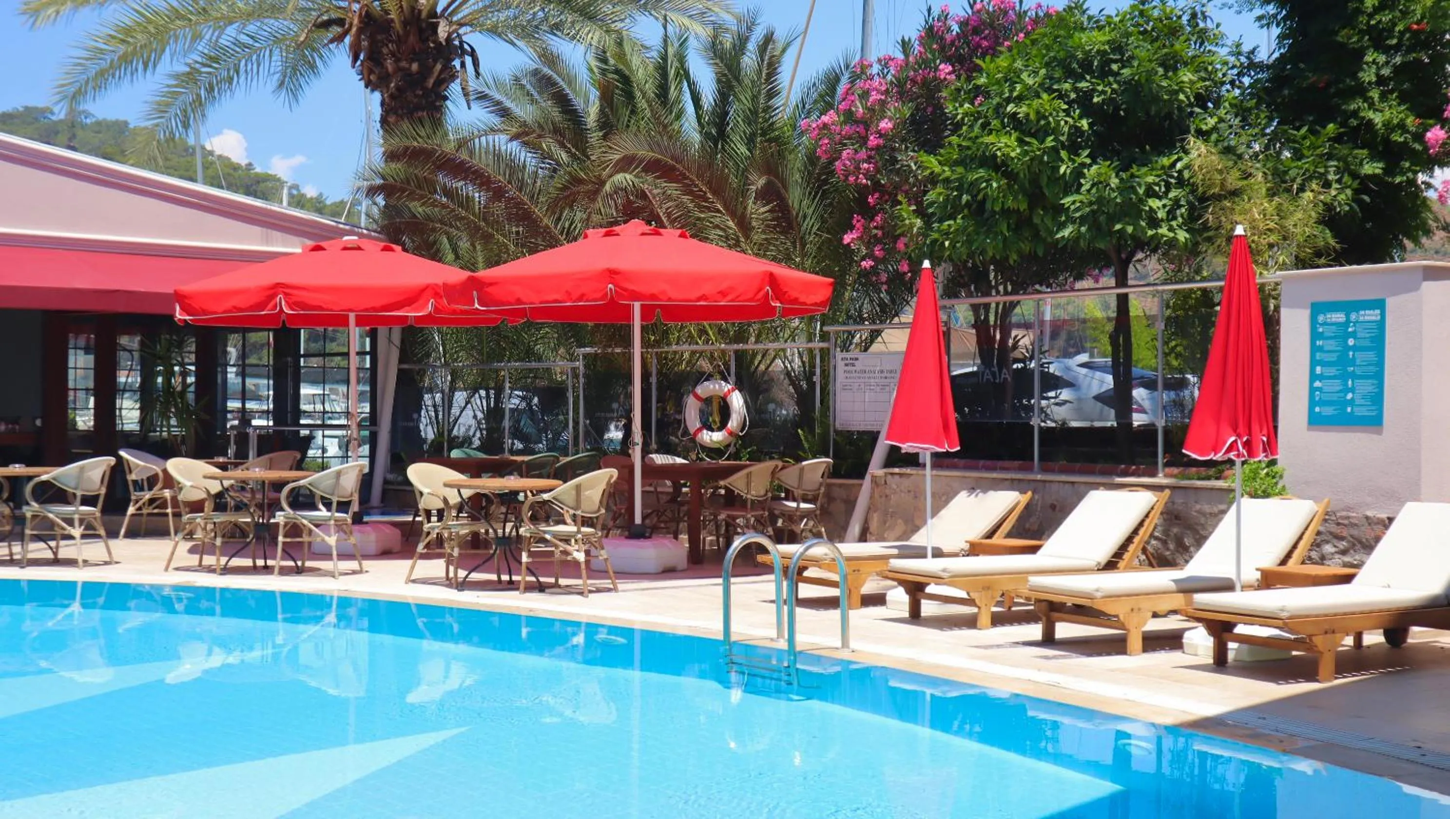 Swimming pool in Ata Park Hotel