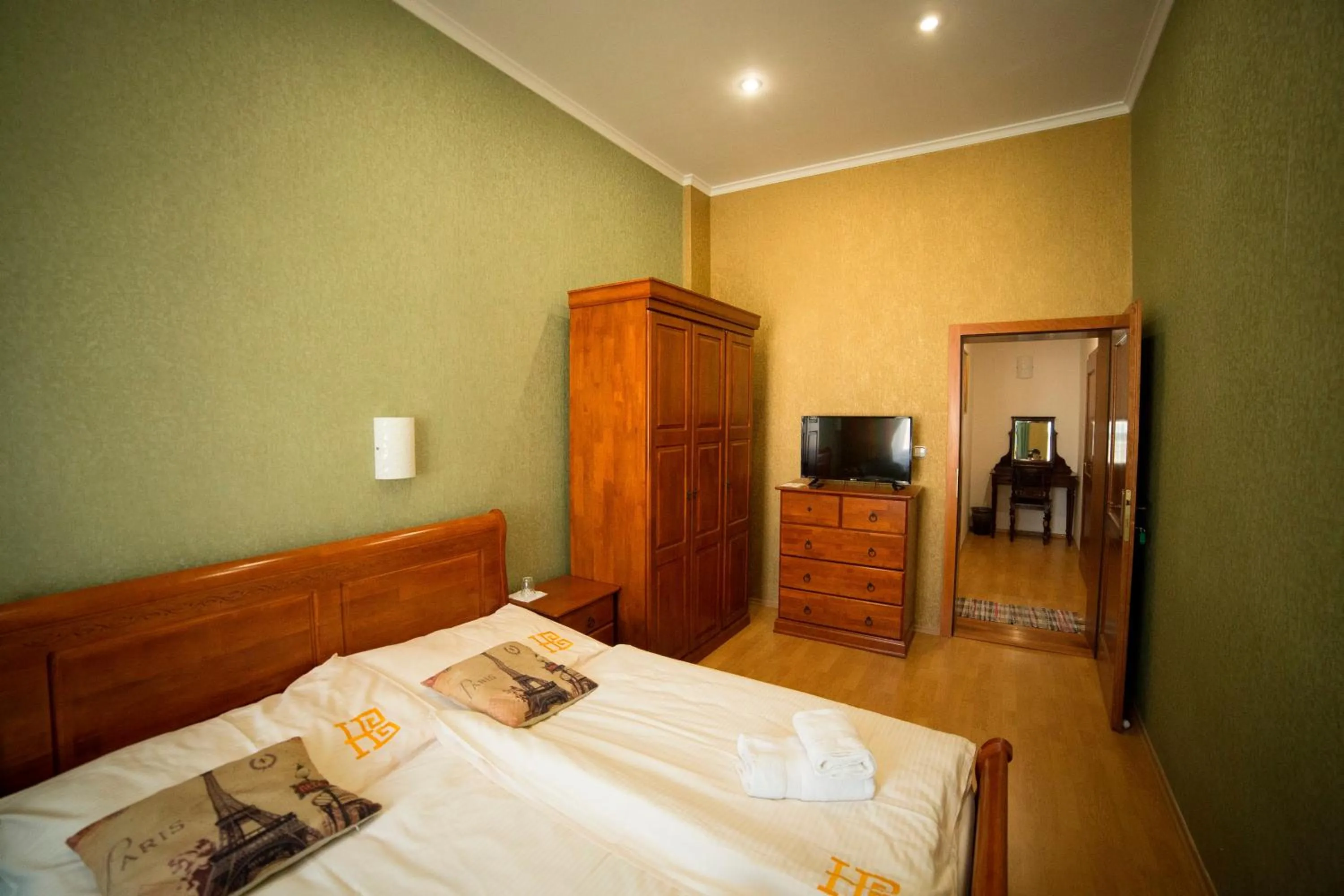 Photo of the whole room, Bed in Hotel Bristol