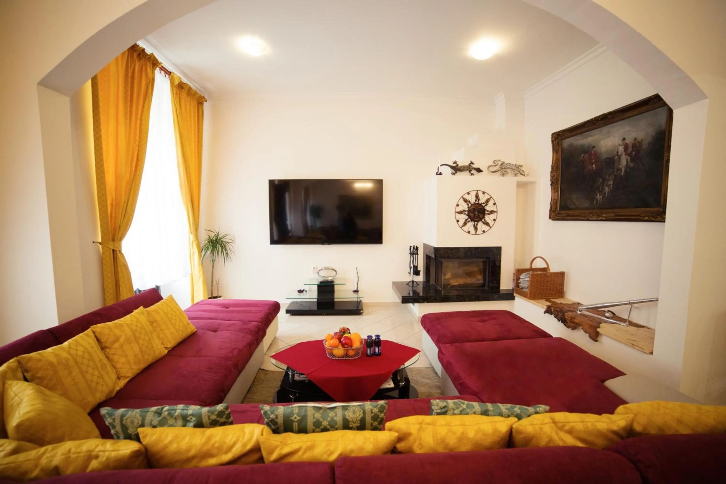 Communal lounge/ TV room, Bed in Hotel Bristol