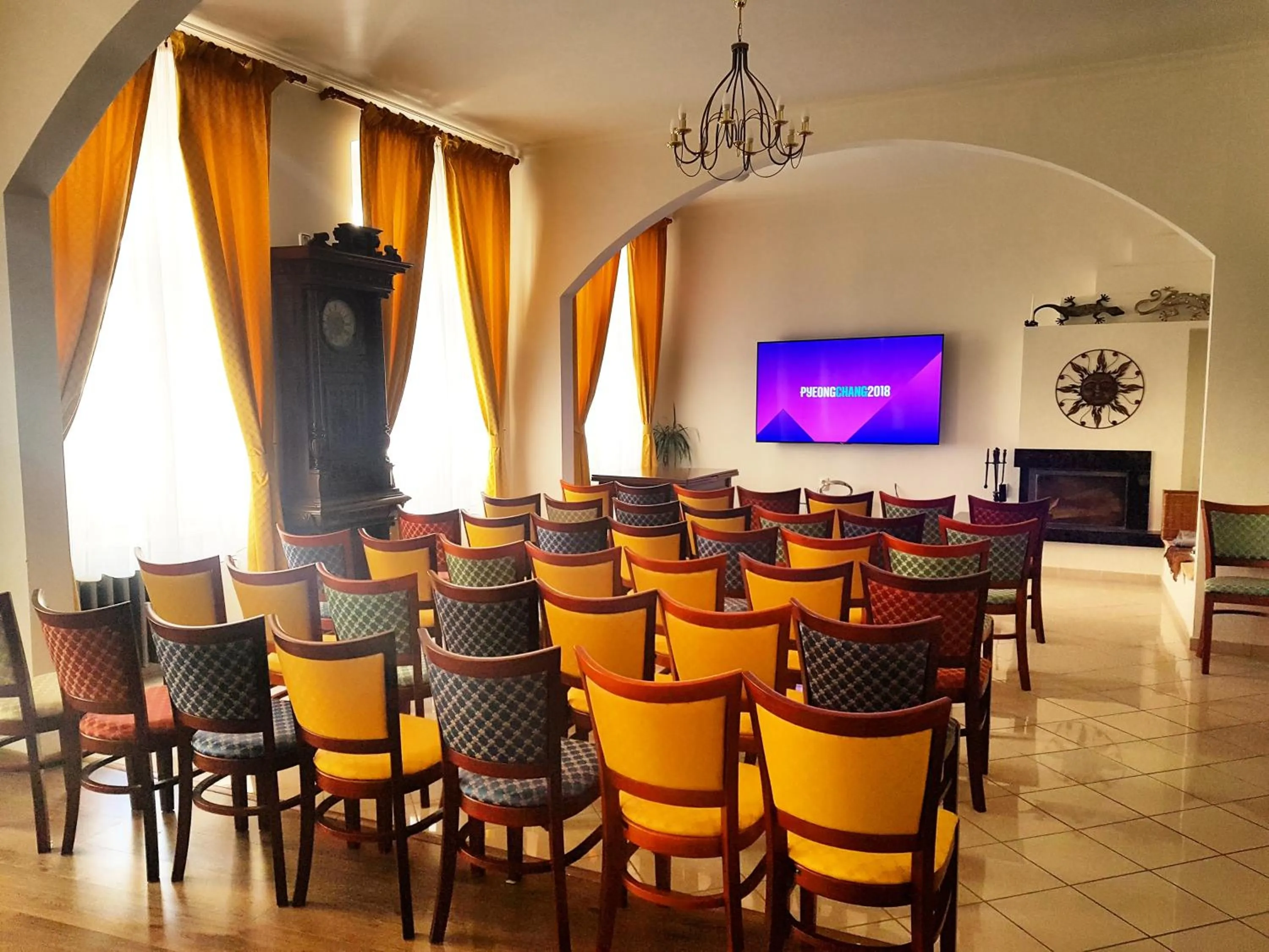 Communal lounge/ TV room in Hotel Bristol