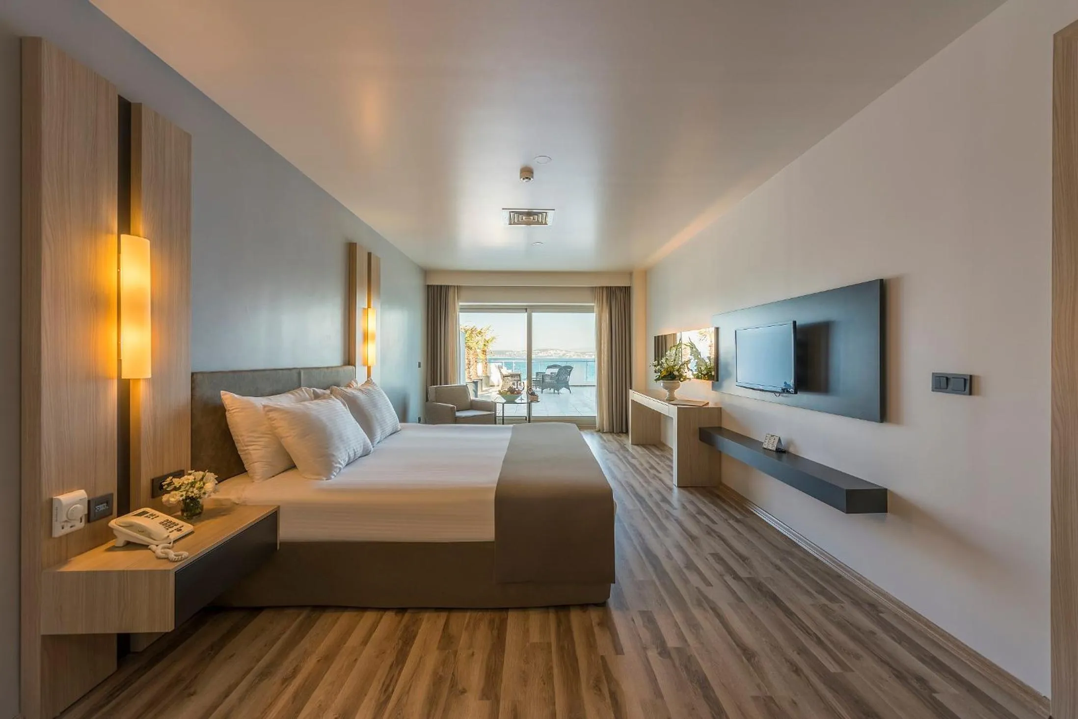 Balcony/Terrace, Bed in Altin Yunus Hotel & SPA - Çeşme