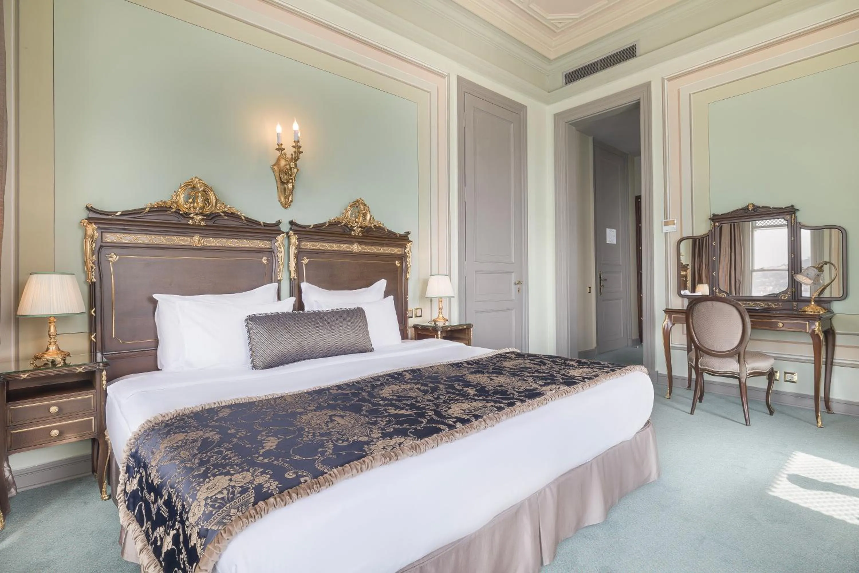 Bed in Bosphorus Palace Hotel