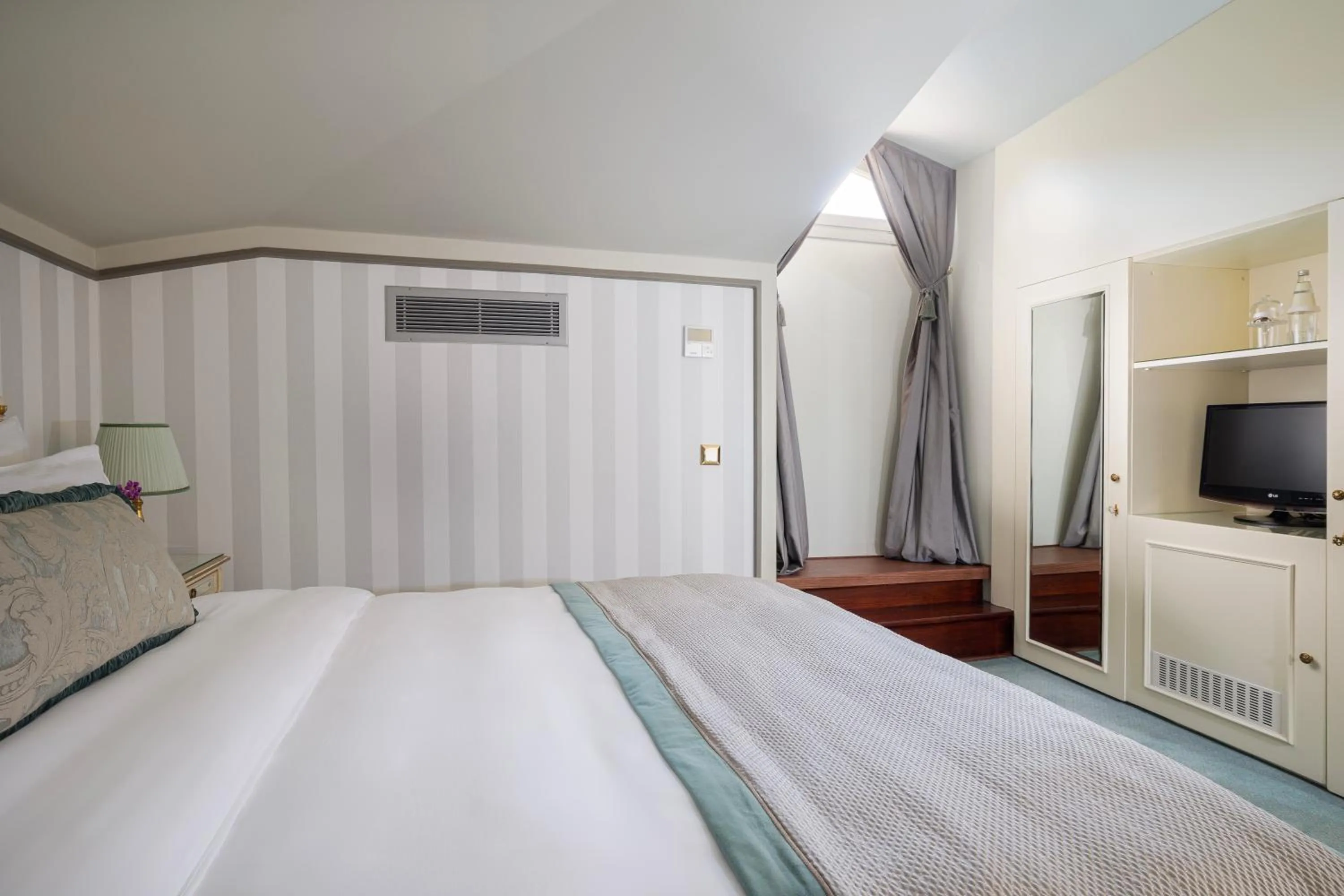 Photo of the whole room, Bed in Bosphorus Palace Hotel