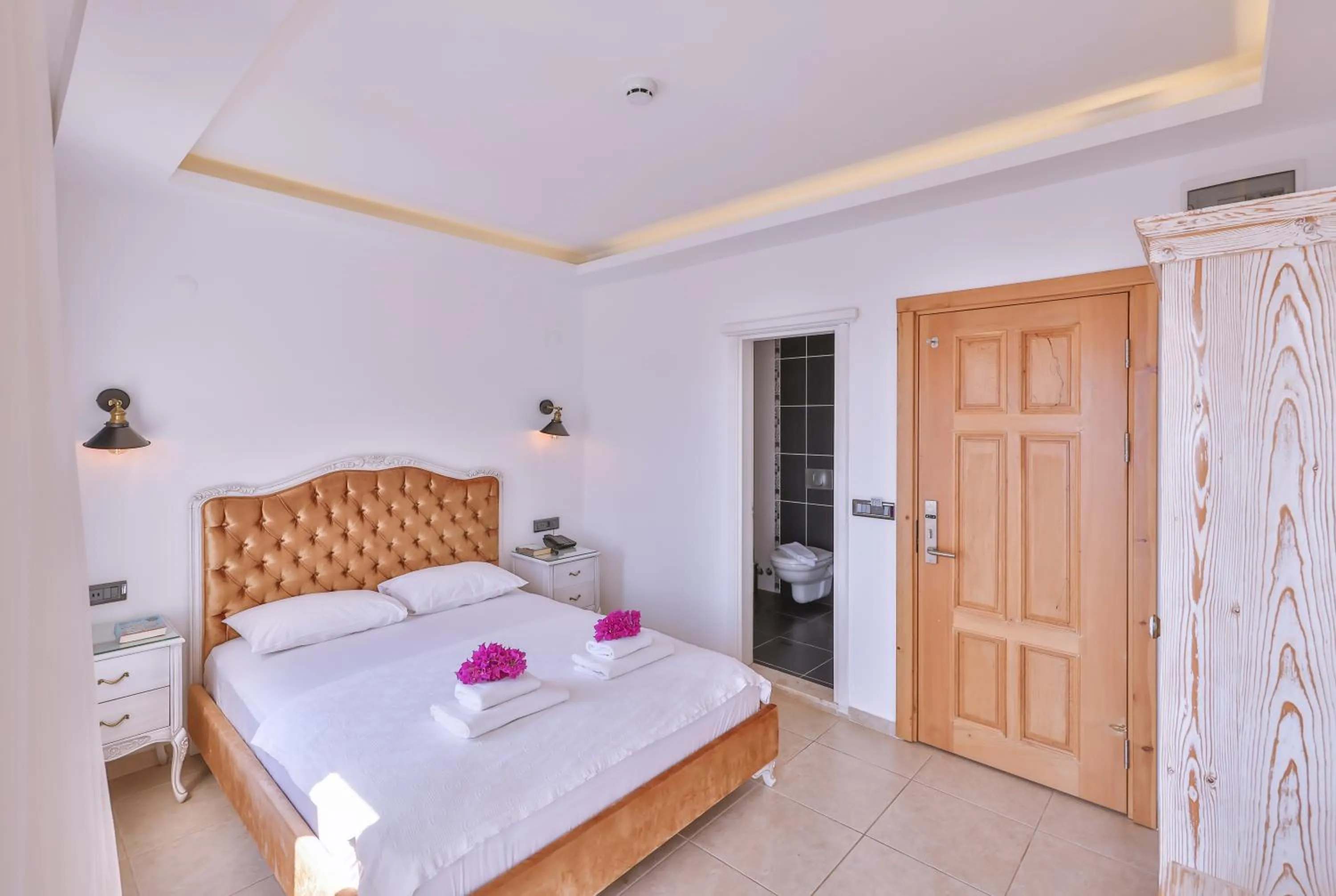 Bathroom, Bed in Belinda Hotel