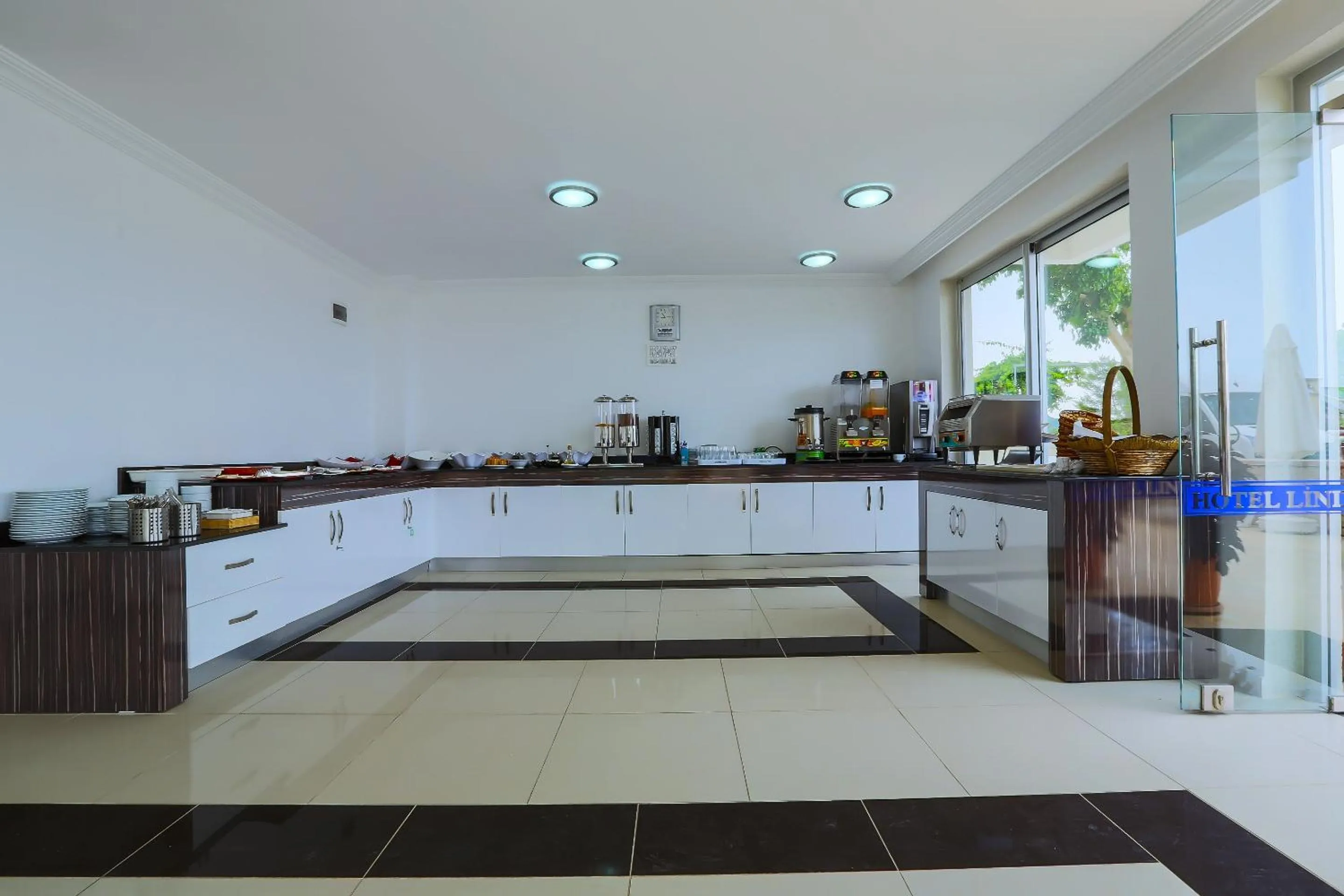 Restaurant/places to eat in Belinda Hotel