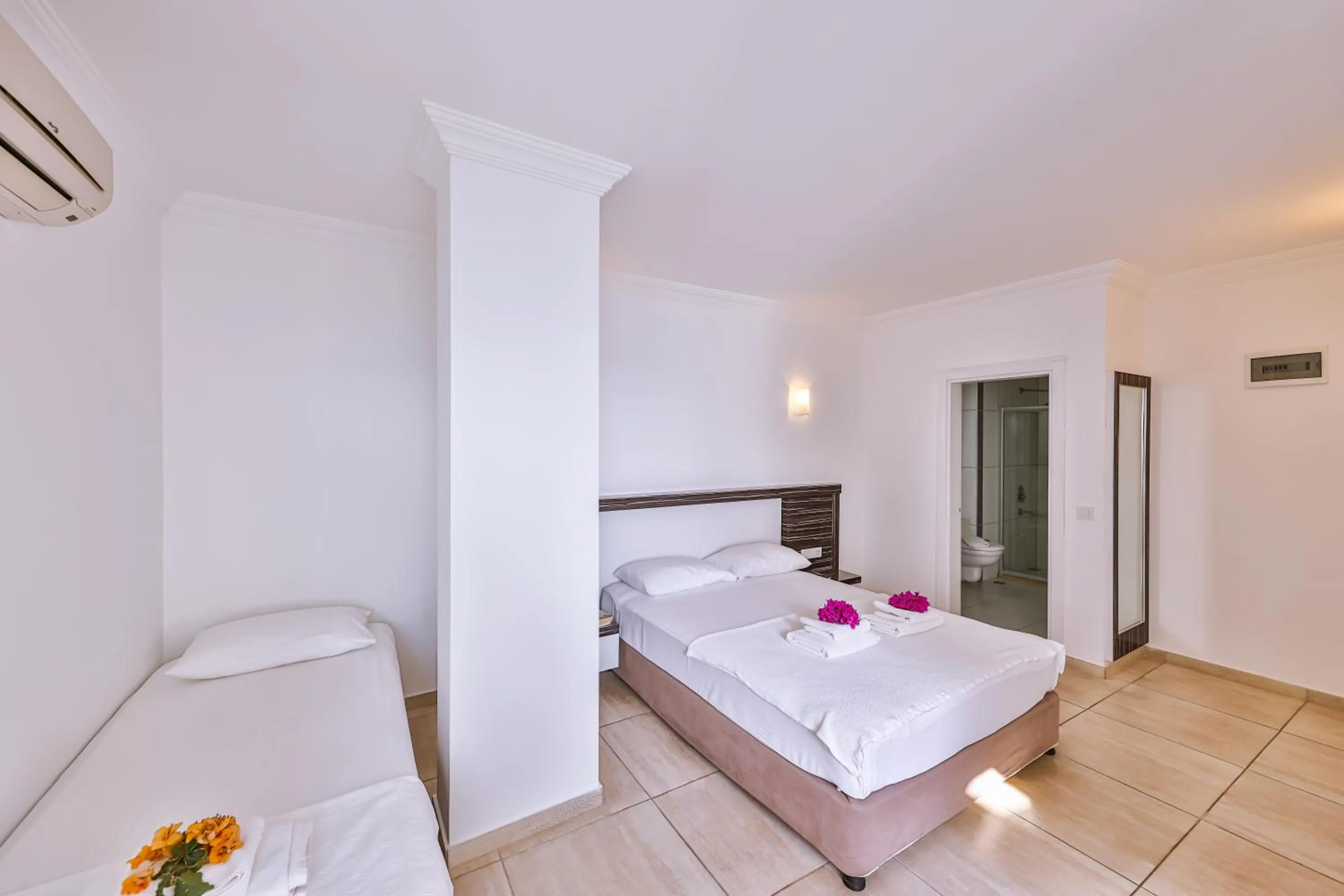 Photo of the whole room, Bed in Belinda Hotel