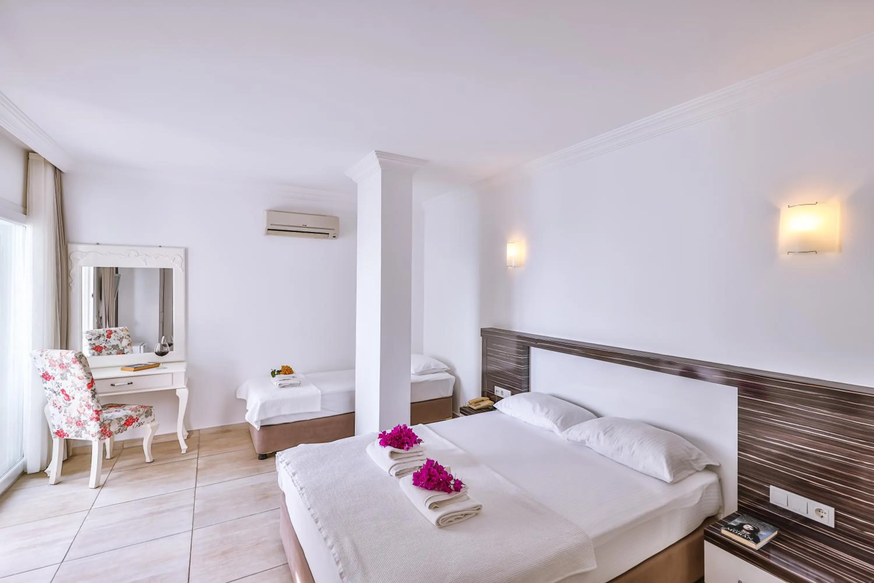 Photo of the whole room, Bed in Belinda Hotel