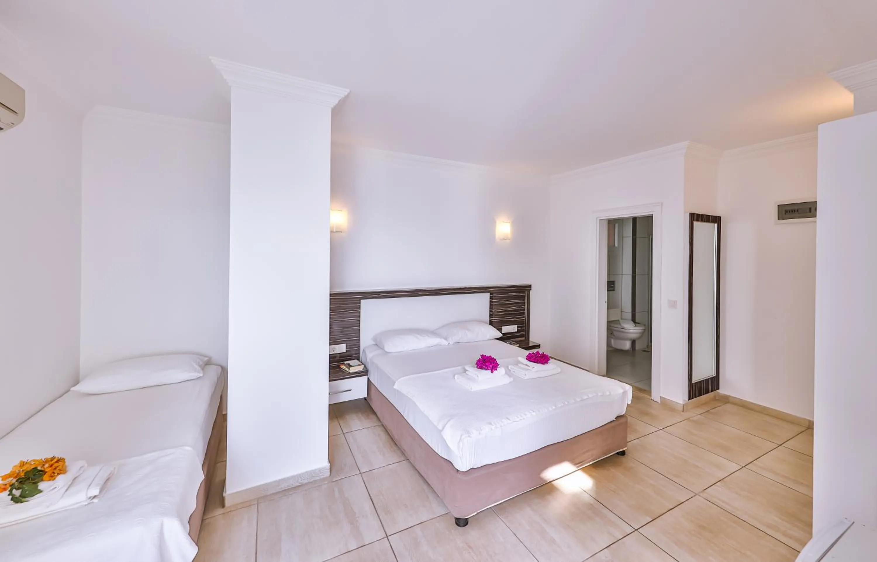 Bathroom, Bed in Belinda Hotel