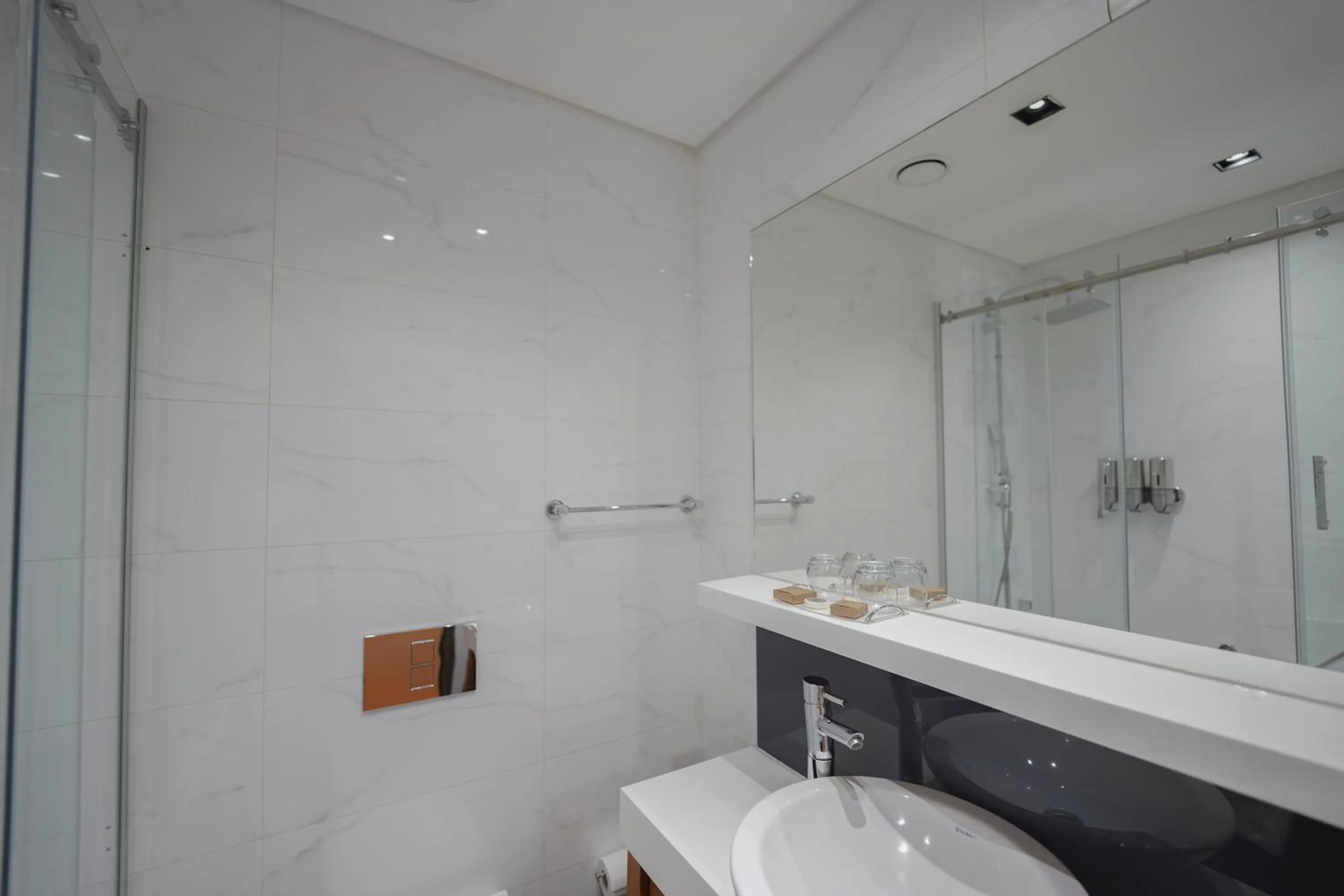 Shower in Misafir Suites 8 Istanbul