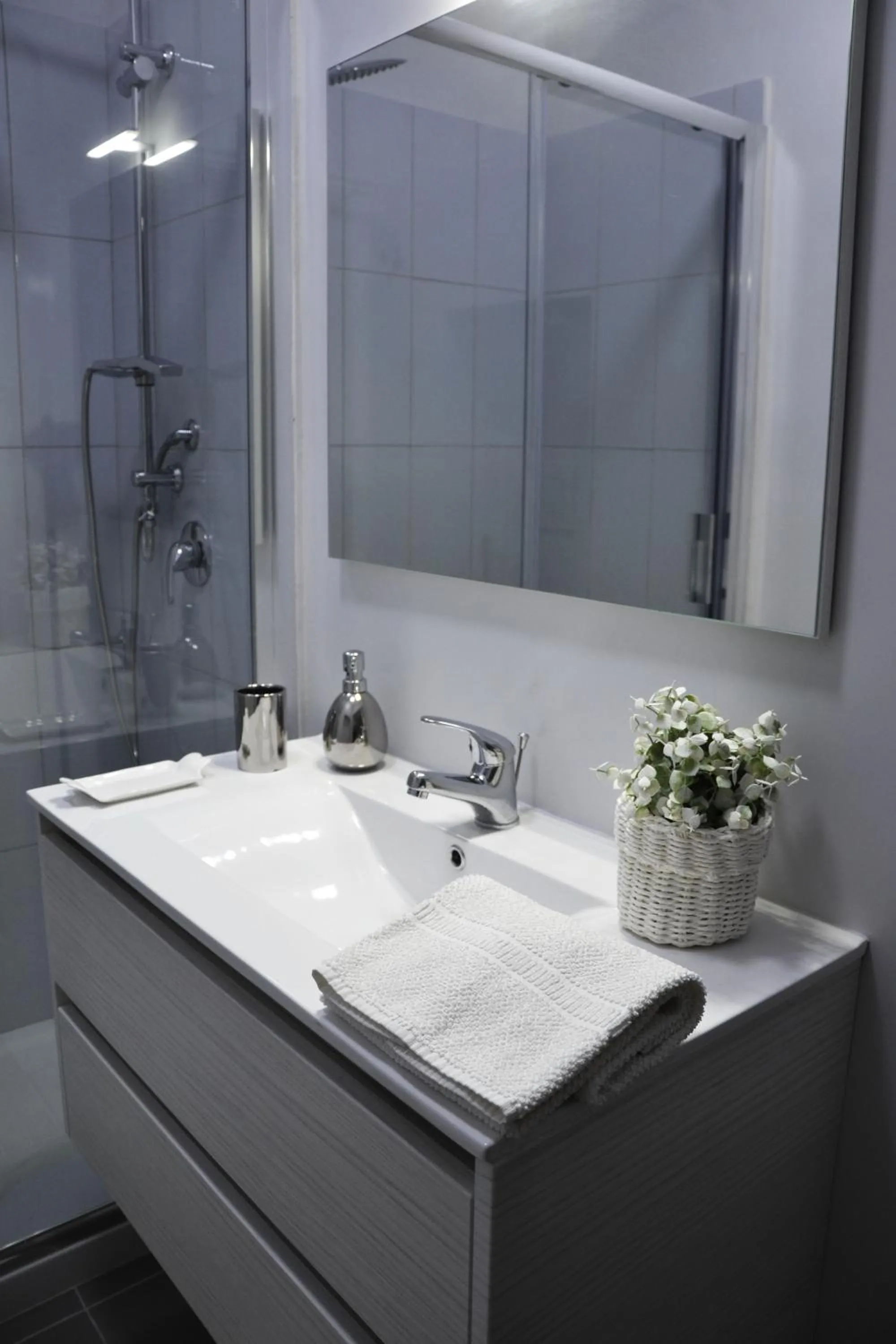 Shower in Altera Domus