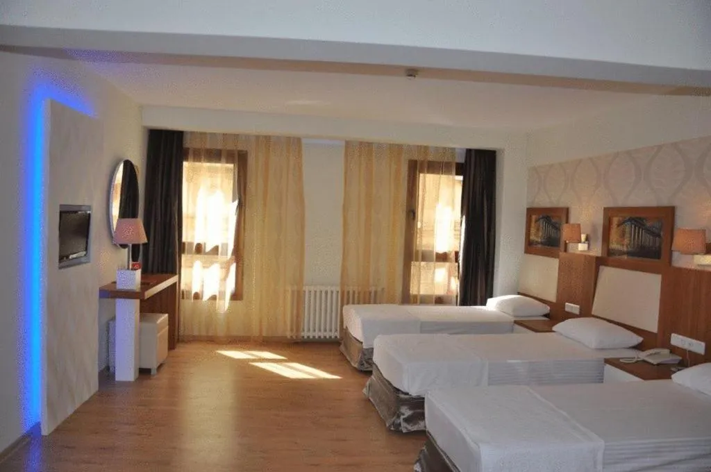 Photo of the whole room, Bed in Hotel Baylan İzmir