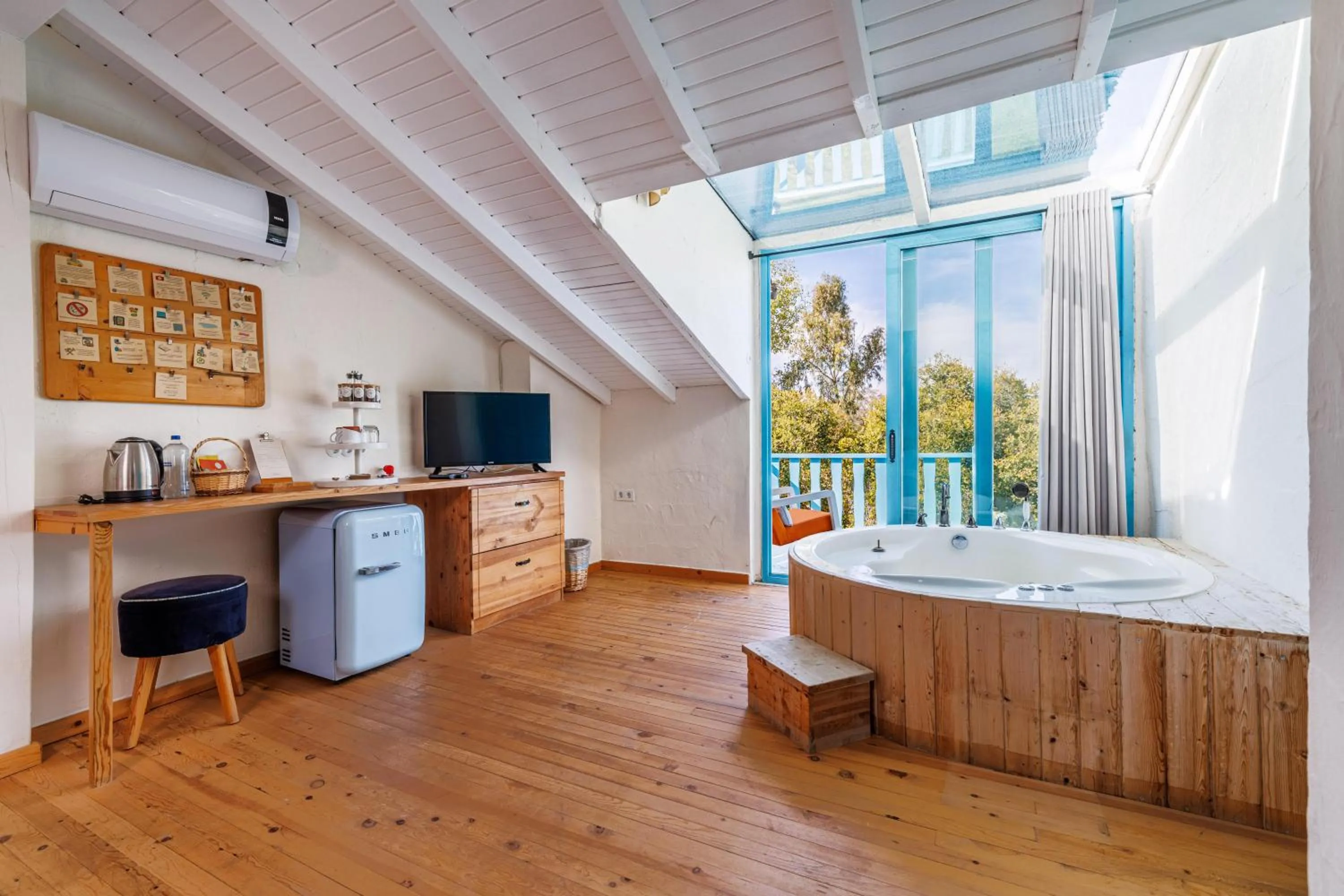 Photo of the whole room in Yonca Lodge