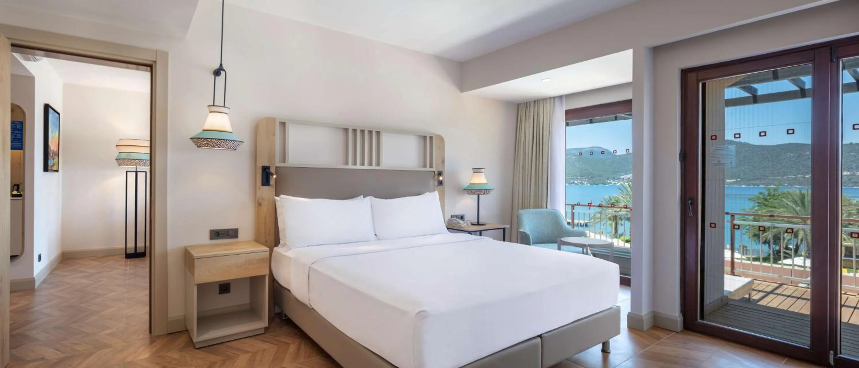 Living room, Bed in DoubleTree by Hilton Bodrum Isil Club Ultra All-Inclusive Resort
