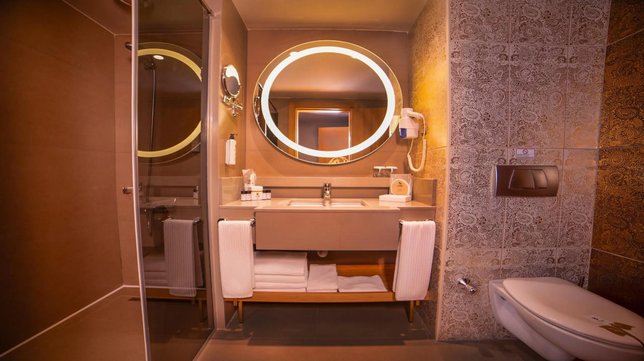 Toilet in Royal Dragon Hotel