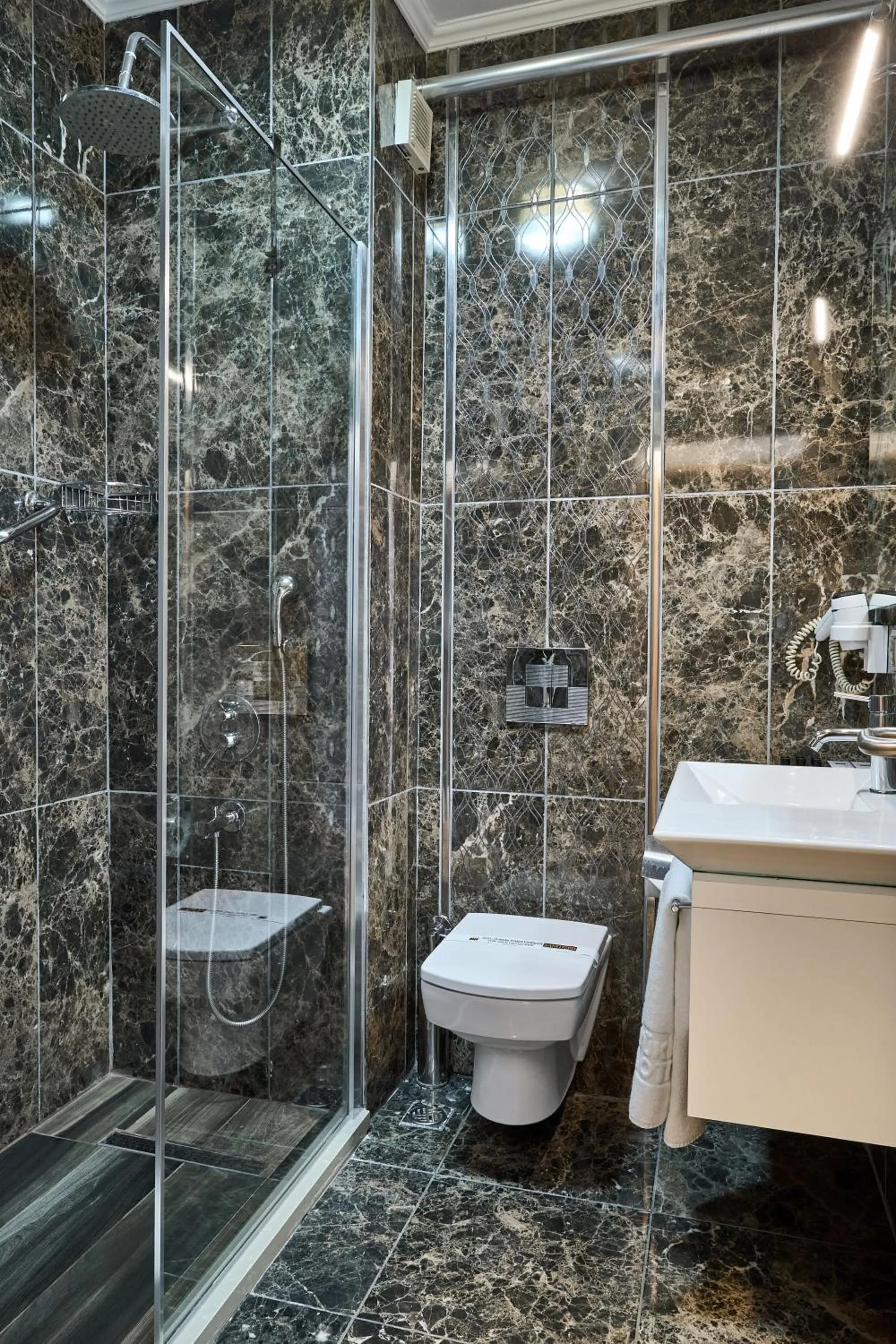 Shower in Buyuk Truva Hotel