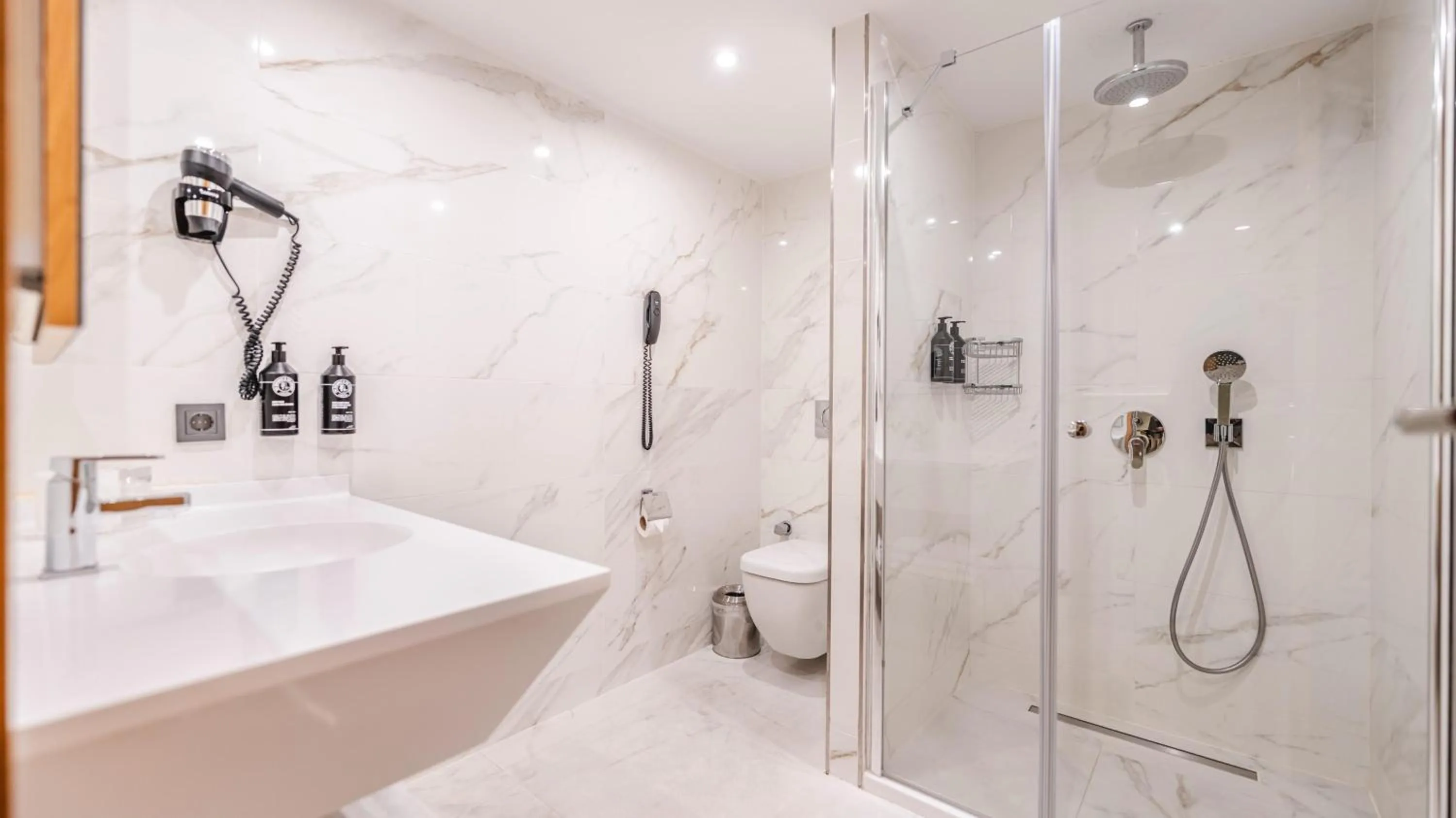 Shower in Lamartine Hotel