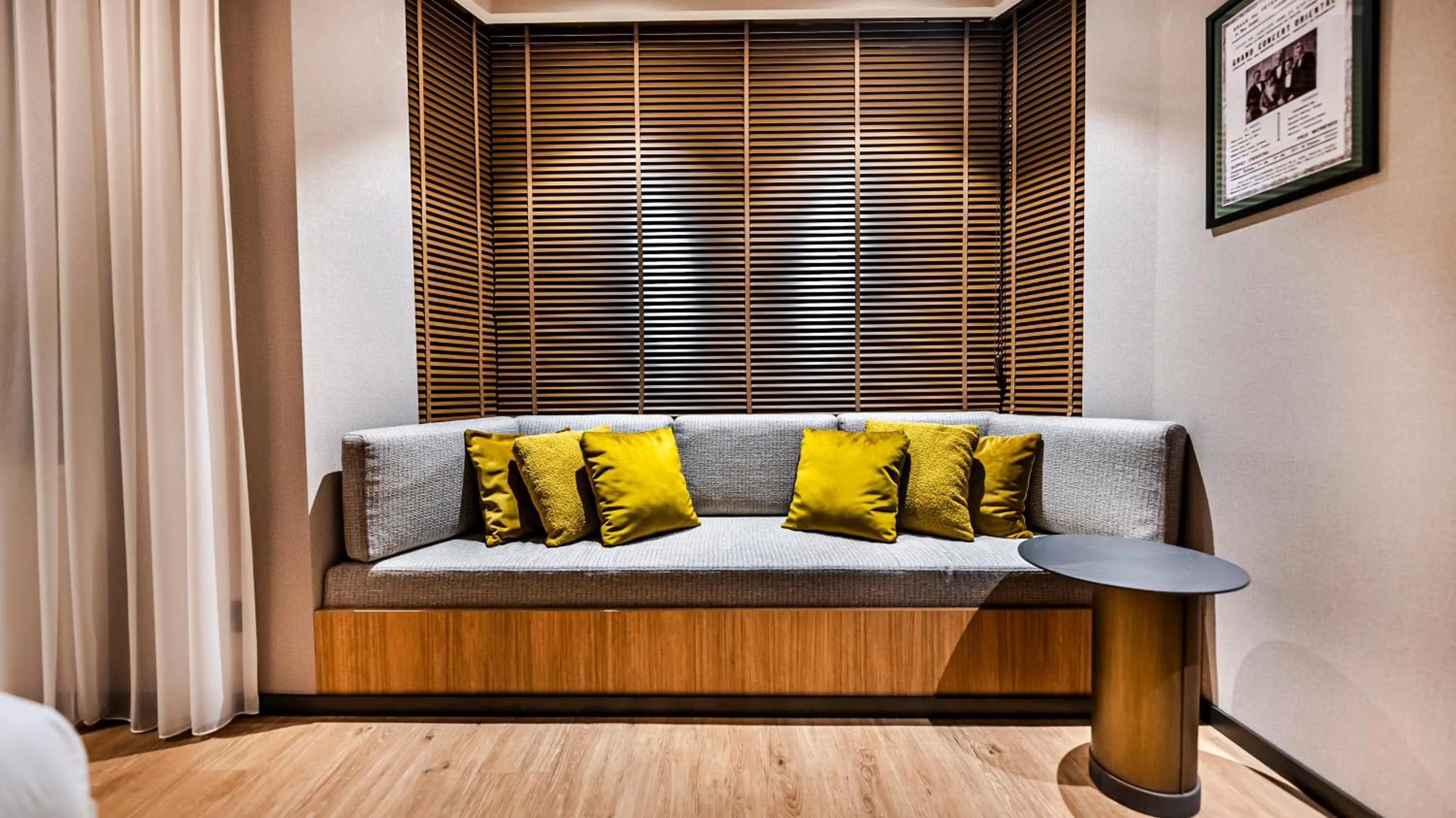 Seating area, Bed in Lamartine Hotel