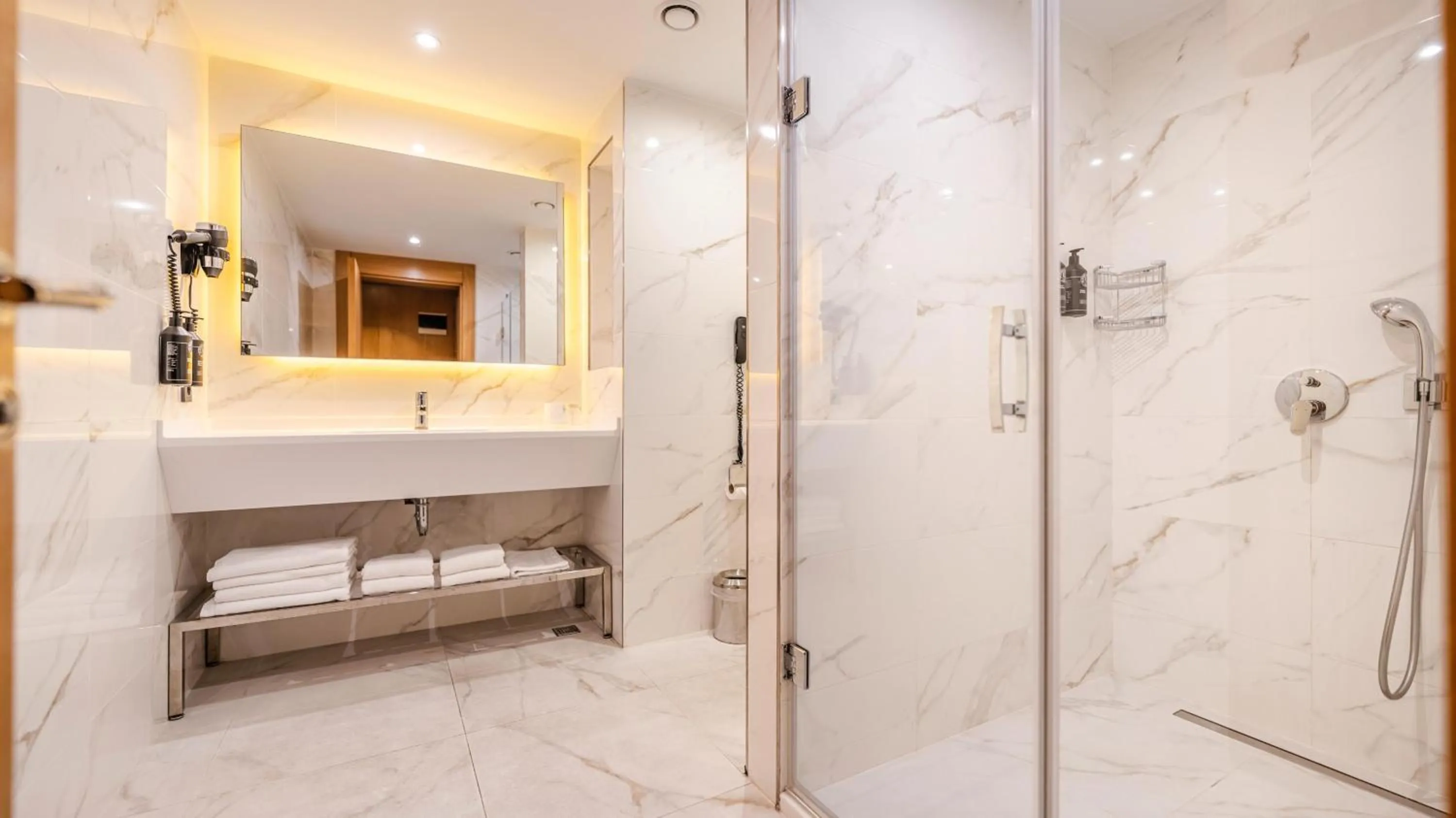 Shower in Lamartine Hotel