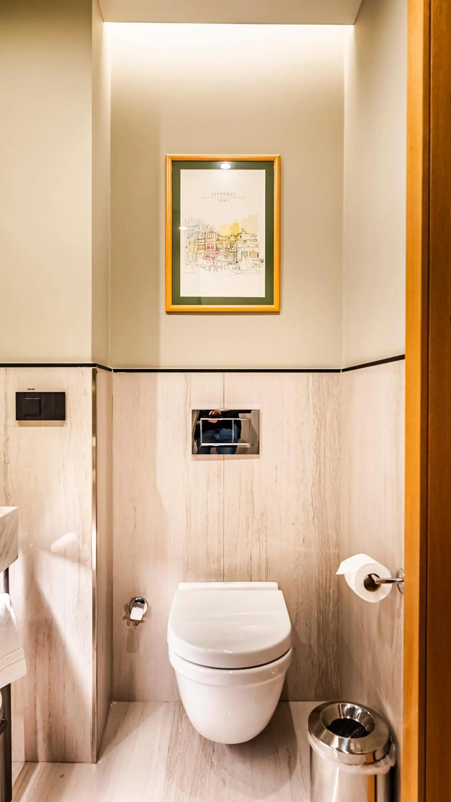 Toilet in Lamartine Hotel