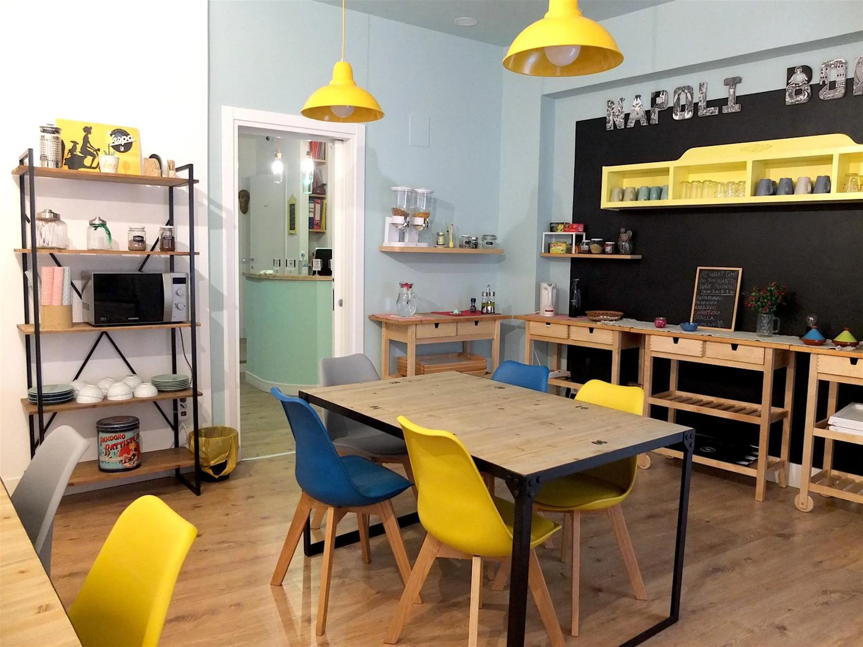 Communal lounge/ TV room in Napoli Bonita b&b