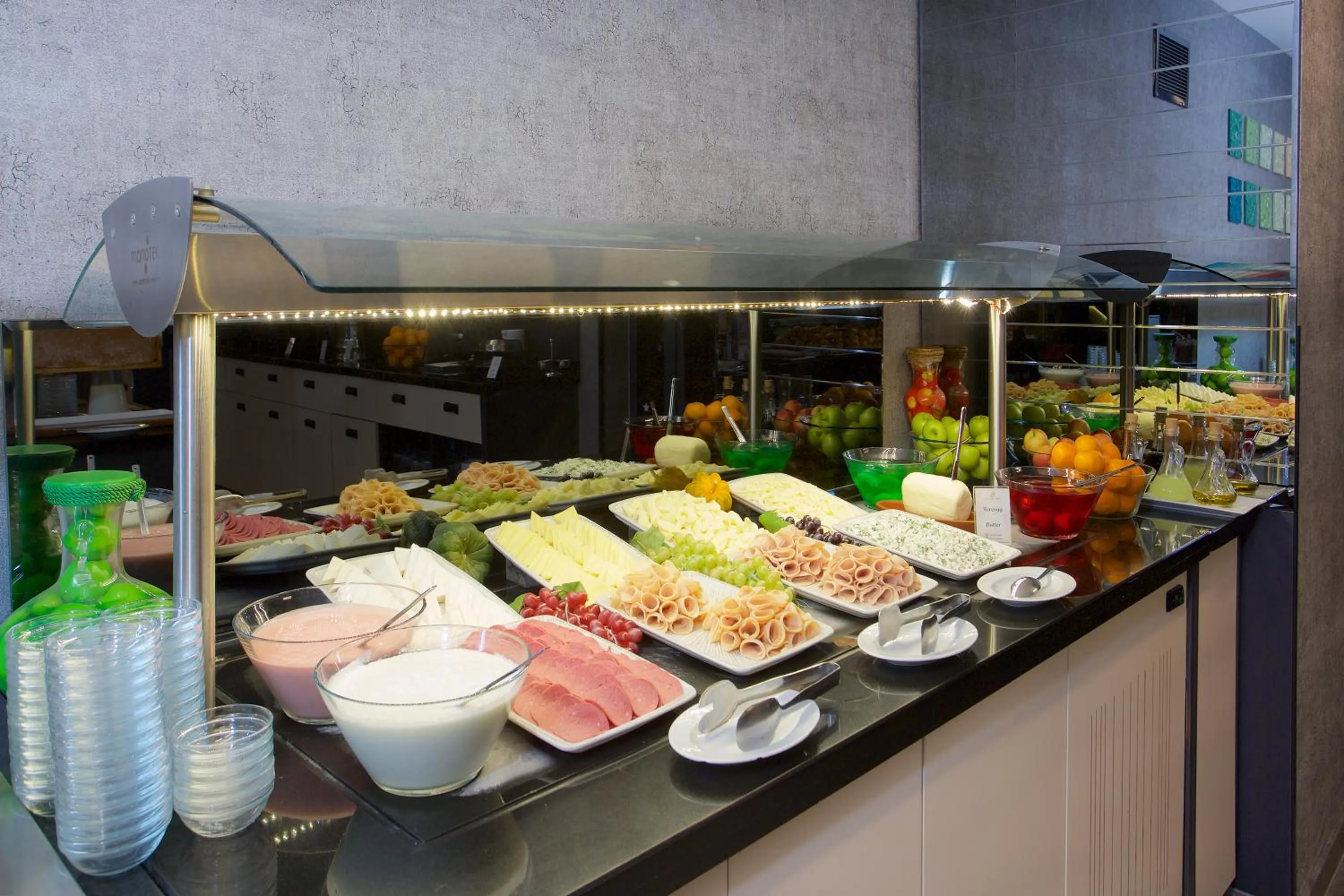 Buffet breakfast in Hotel Bulvar Palas