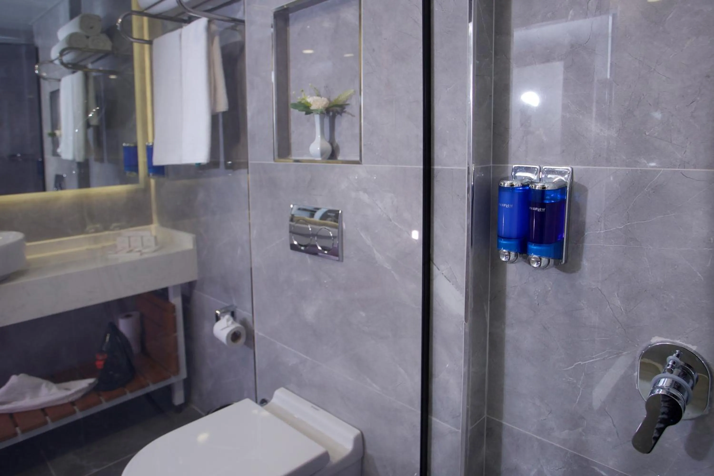 Shower in Hotel Bulvar Palas