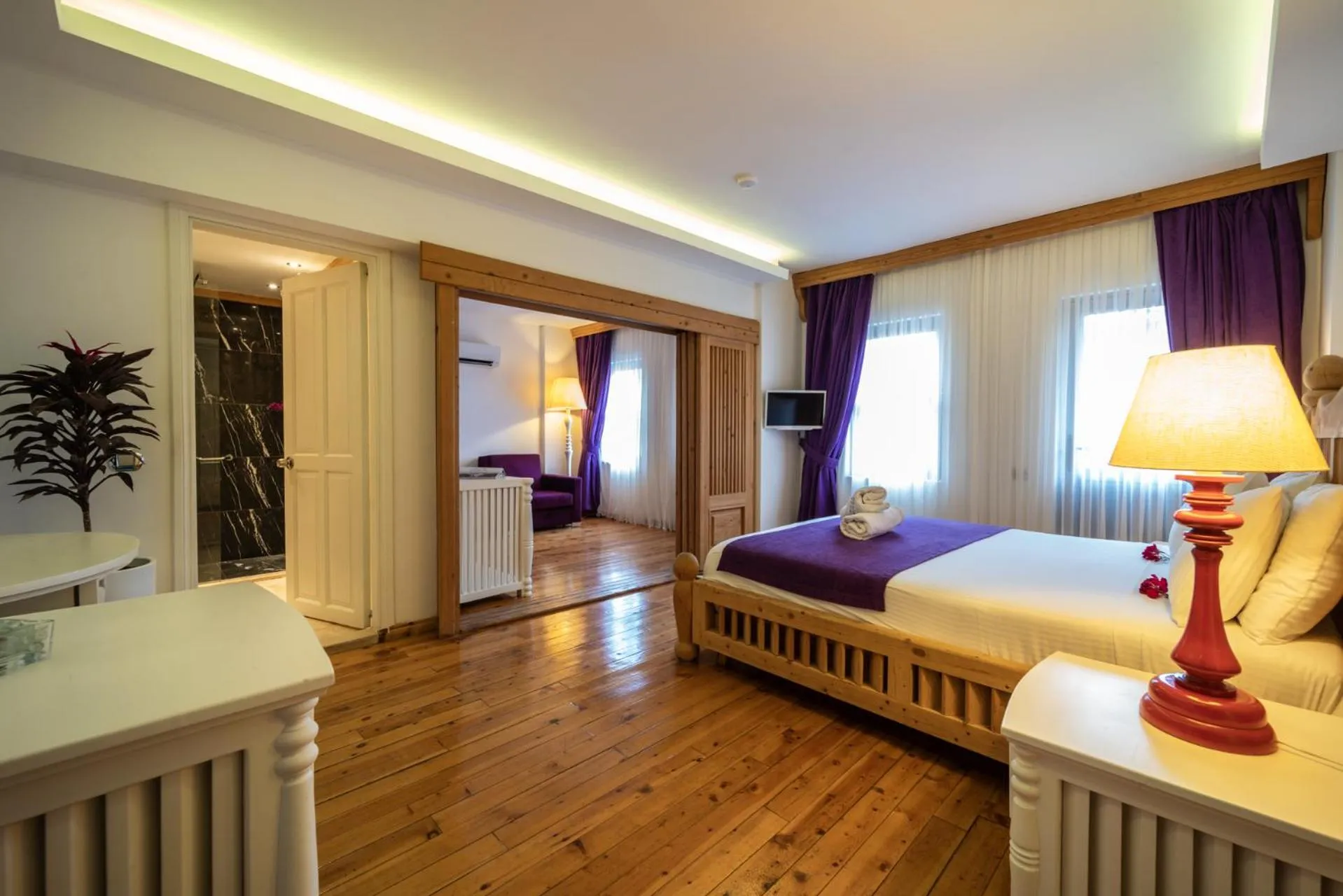 Shower, Bed in Elixir Hotel