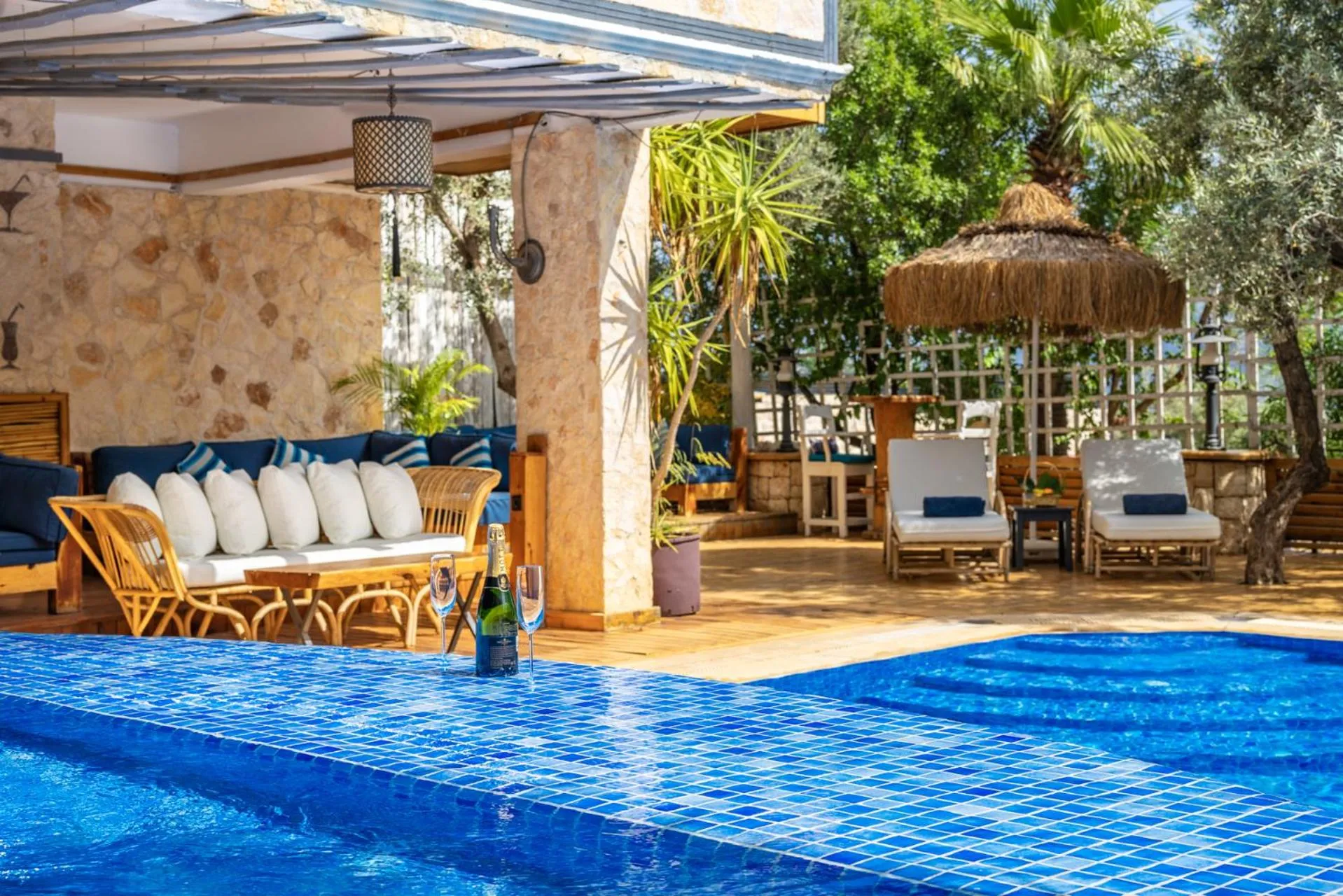 Seating area in Elixir Hotel