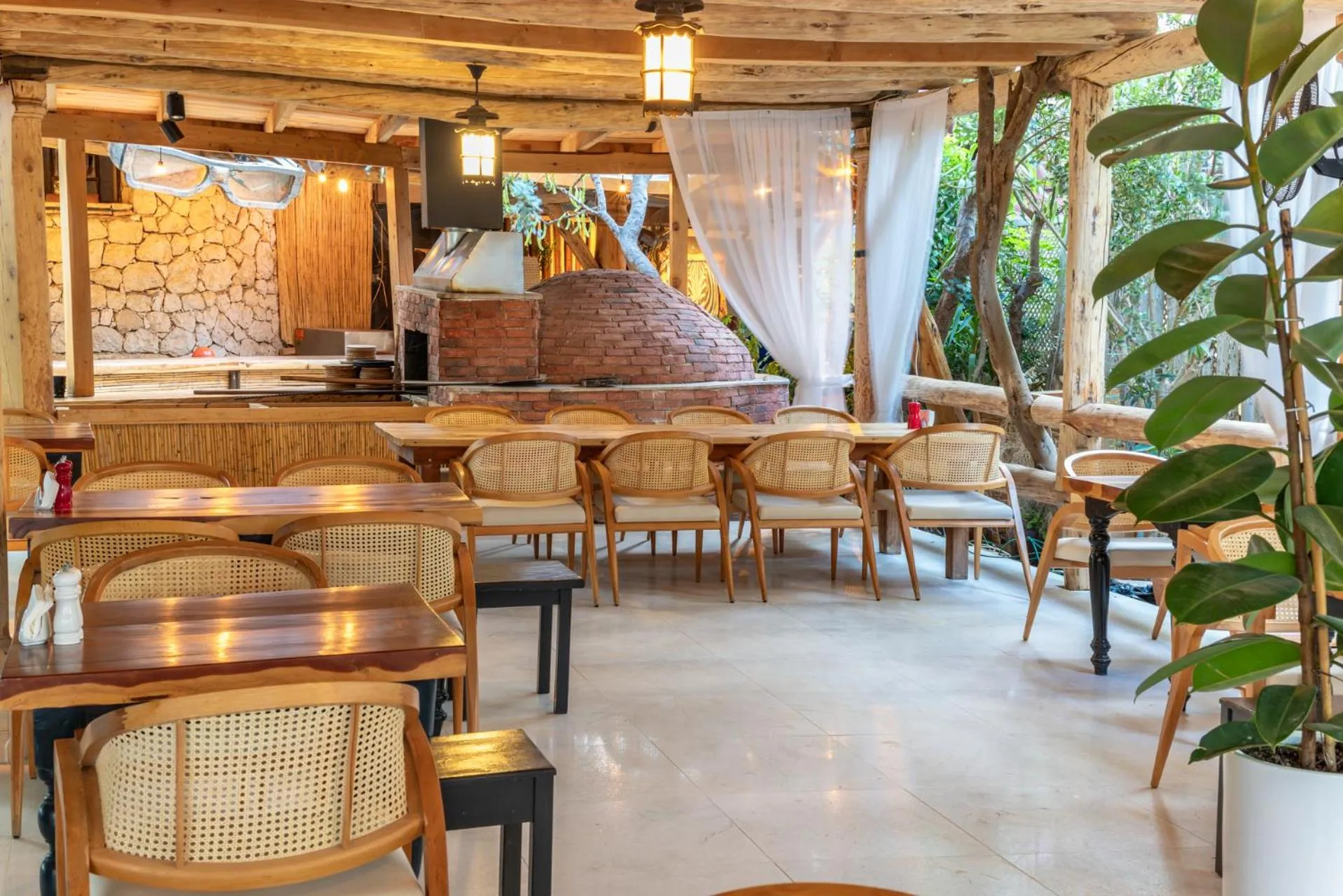 Restaurant/places to eat in Elixir Hotel