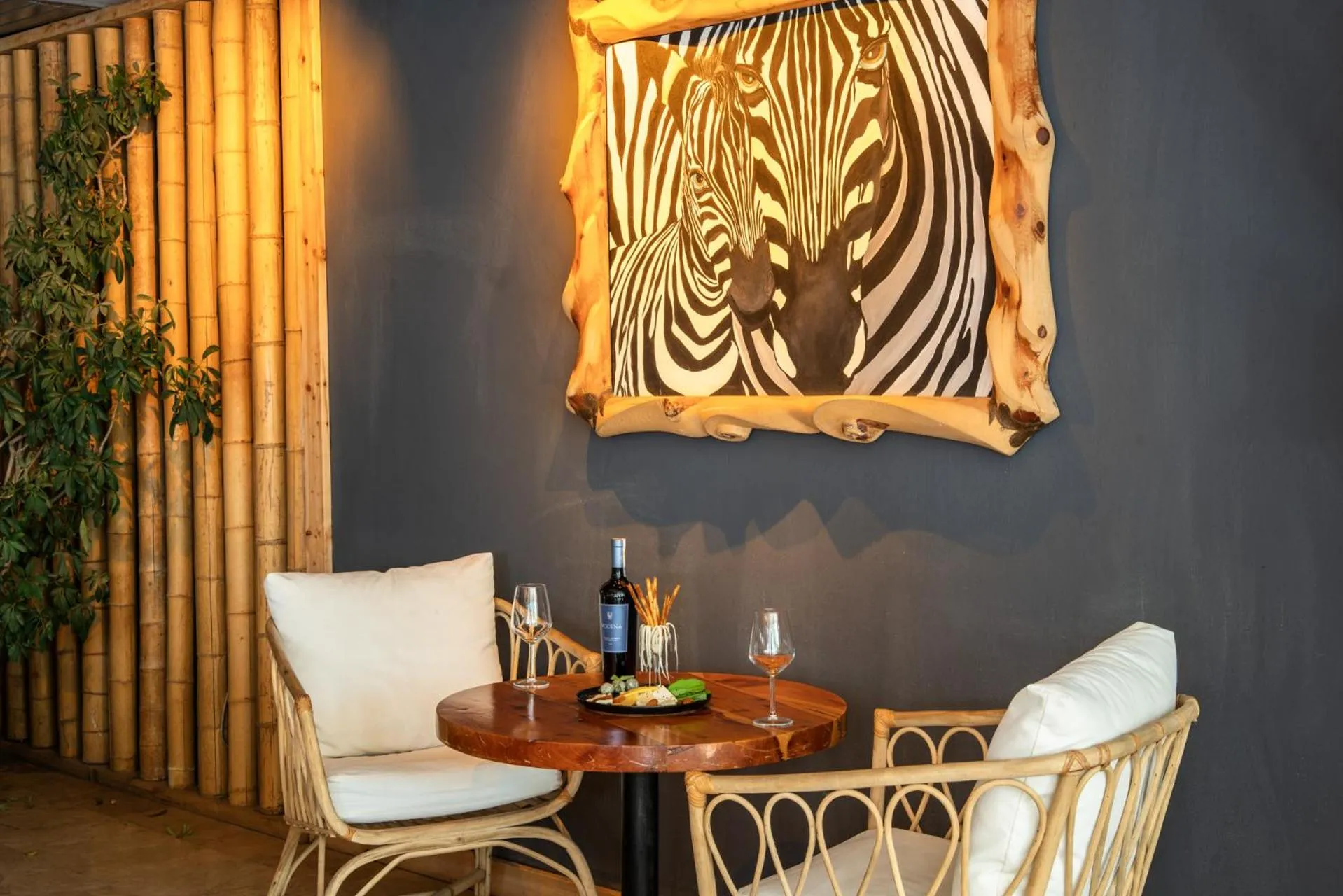 Restaurant/places to eat in Elixir Hotel