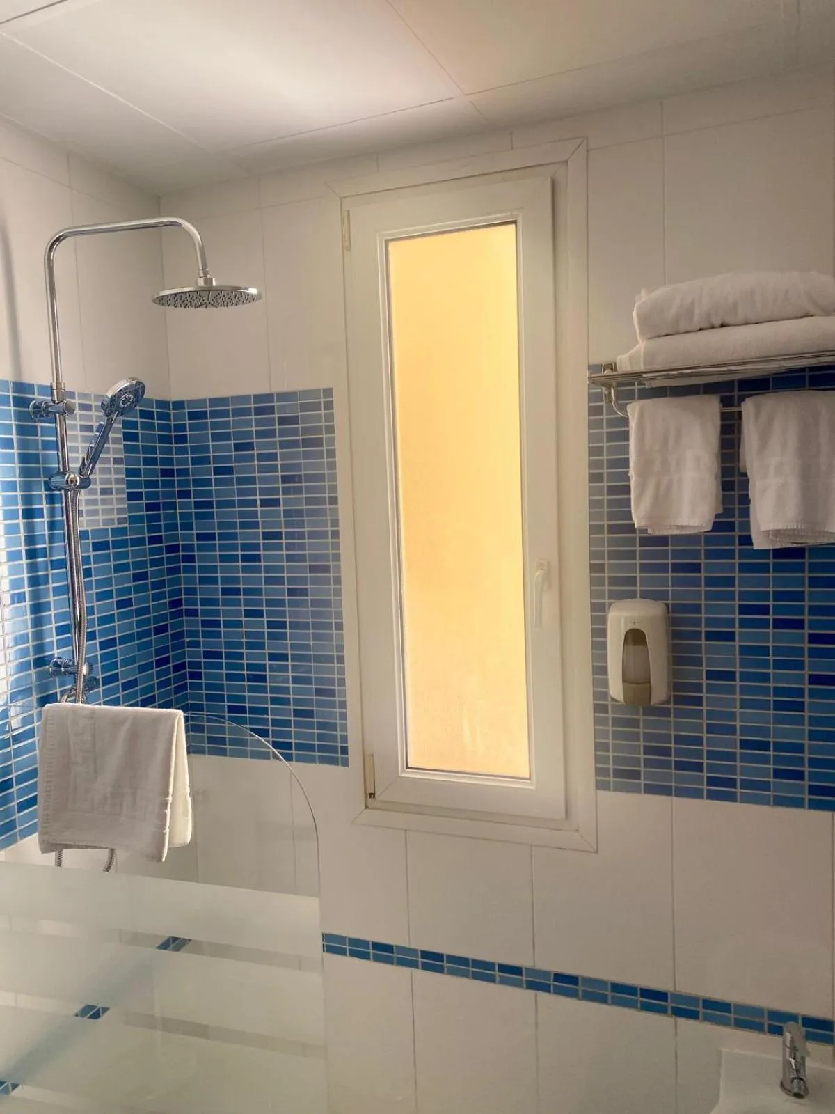 Shower in Hotel Paris Centro