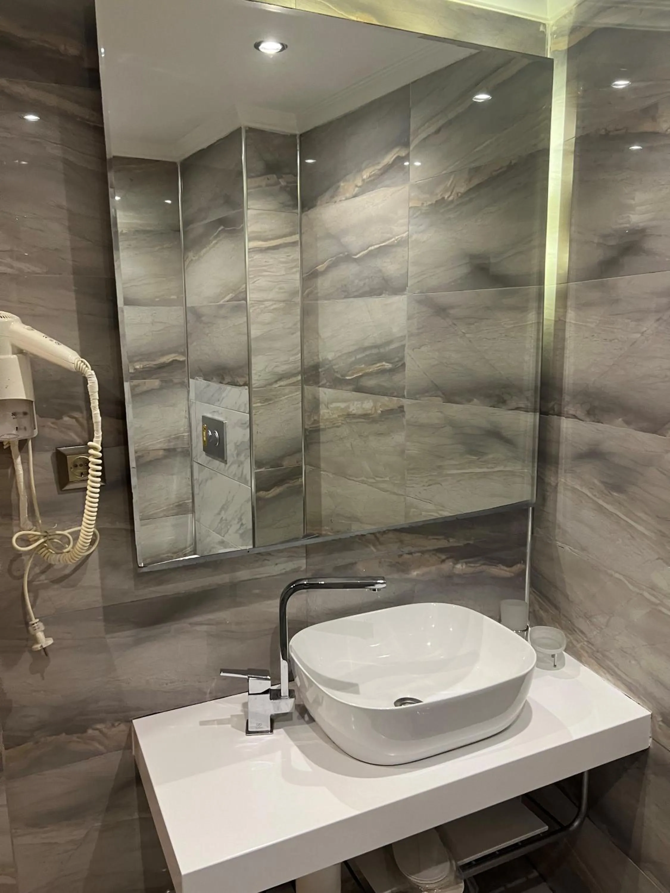 Shower in The Constantine Hotel